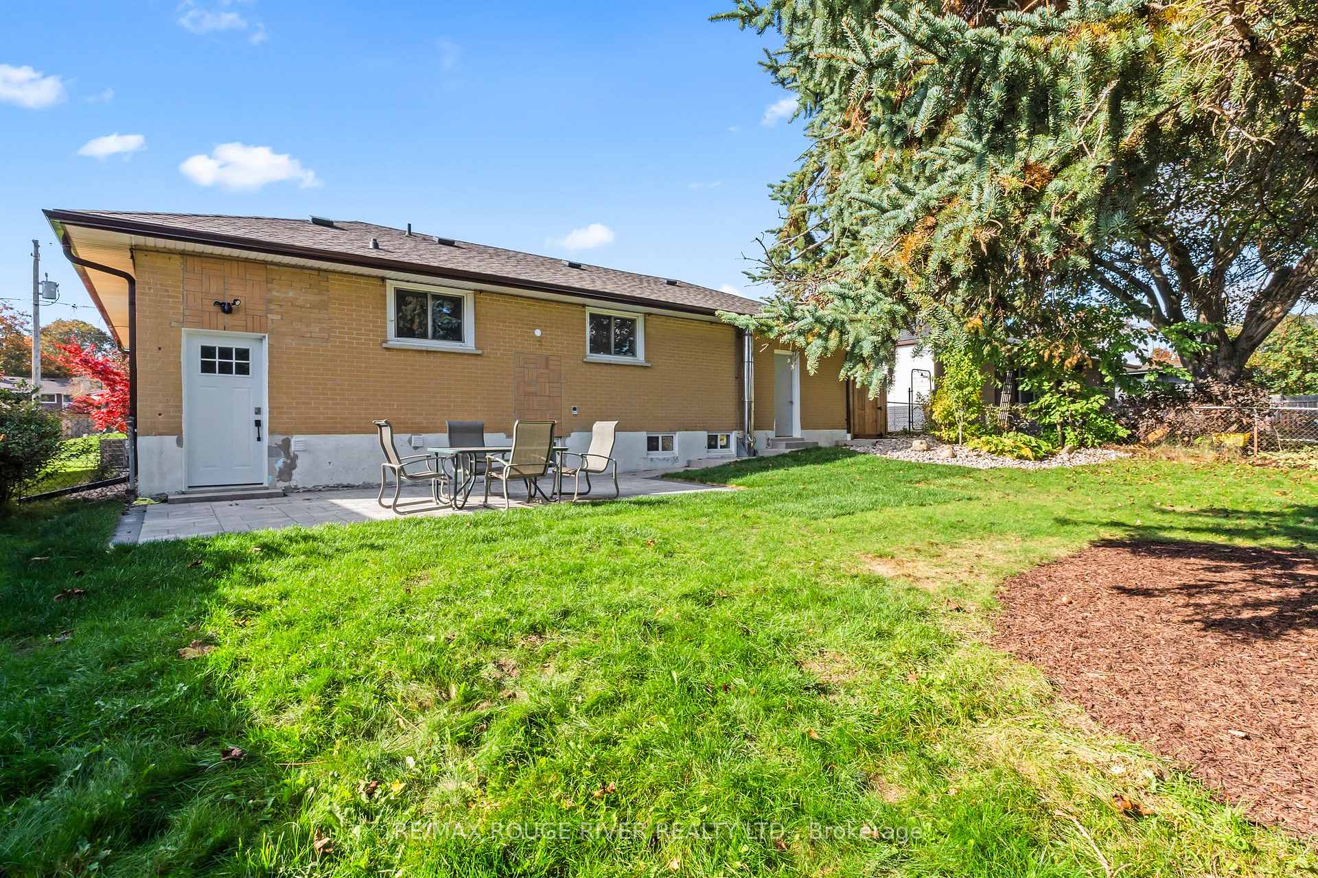 Photo 4 of 745 Glengrove Street, Oshawa, Northglen — HOMEH