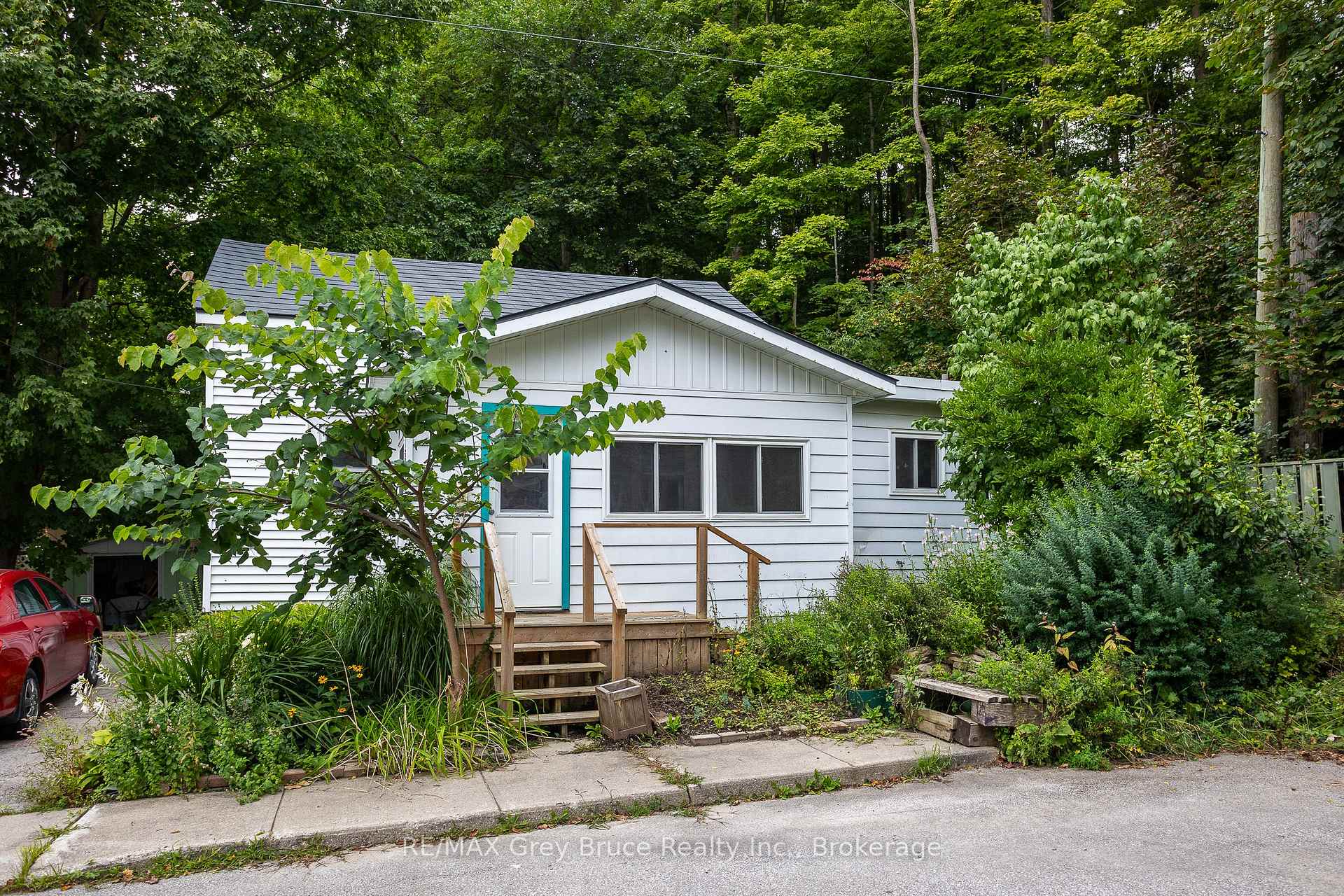 Front of 440 13th Street E