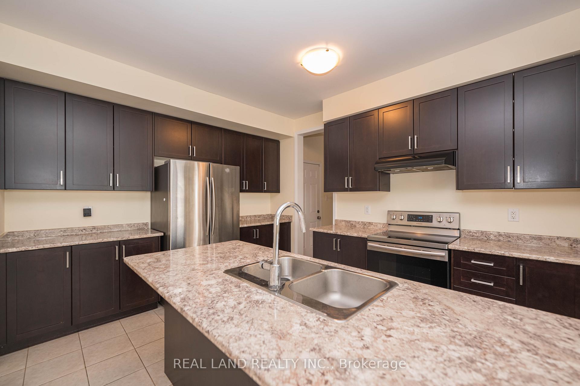 Photo 2 of 7782 Hackberry Trail, Niagara Falls, Brown — HOMEH