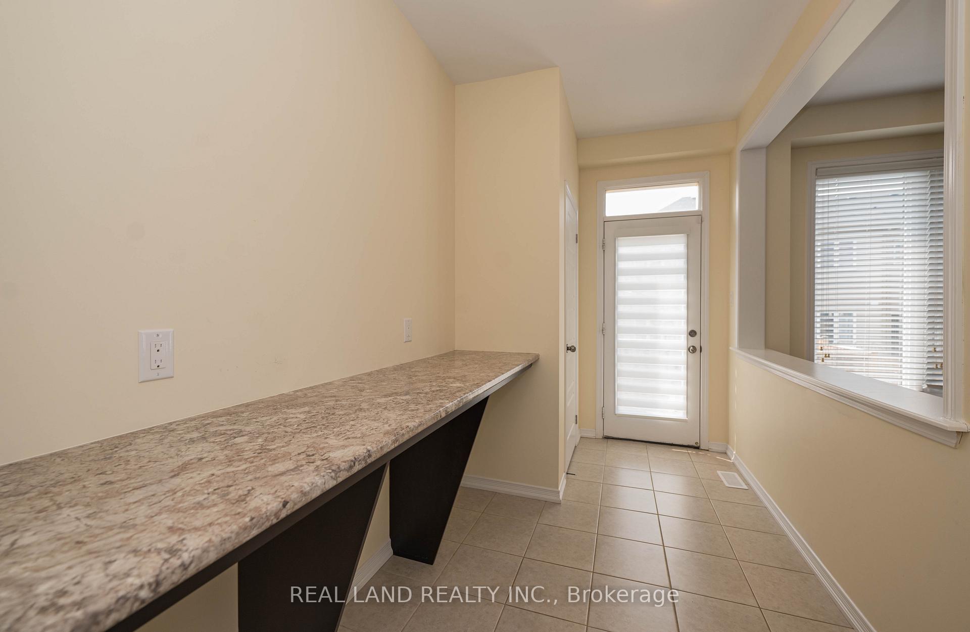 Photo 4 of 7782 Hackberry Trail, Niagara Falls, Brown — HOMEH