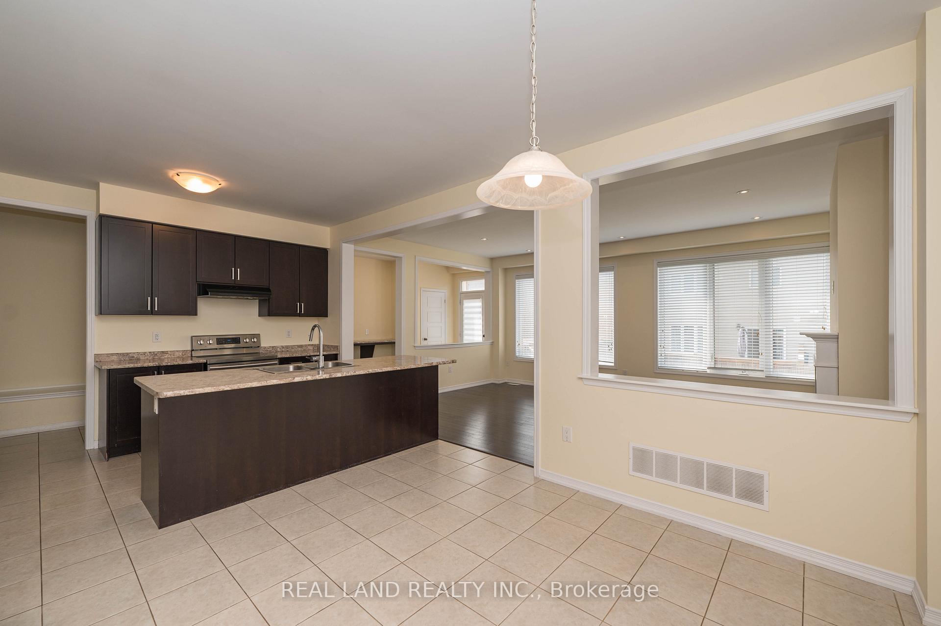 Photo 9 of 7782 Hackberry Trail, Niagara Falls, Brown — HOMEH