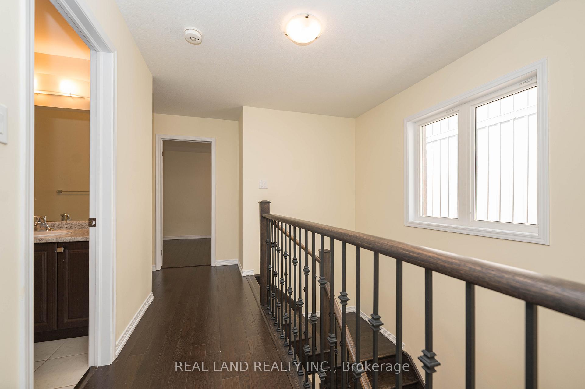Photo 13 of 7782 Hackberry Trail, Niagara Falls, Brown — HOMEH