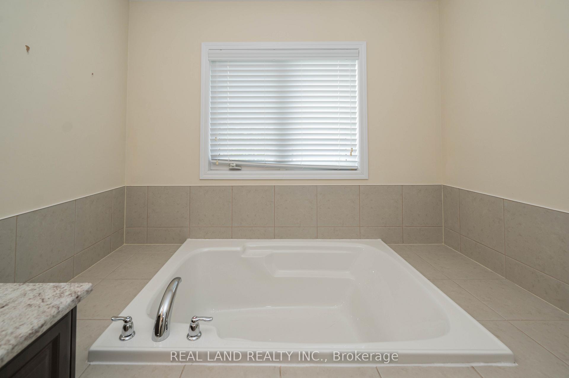 Photo 20 of 7782 Hackberry Trail, Niagara Falls, Brown — HOMEH