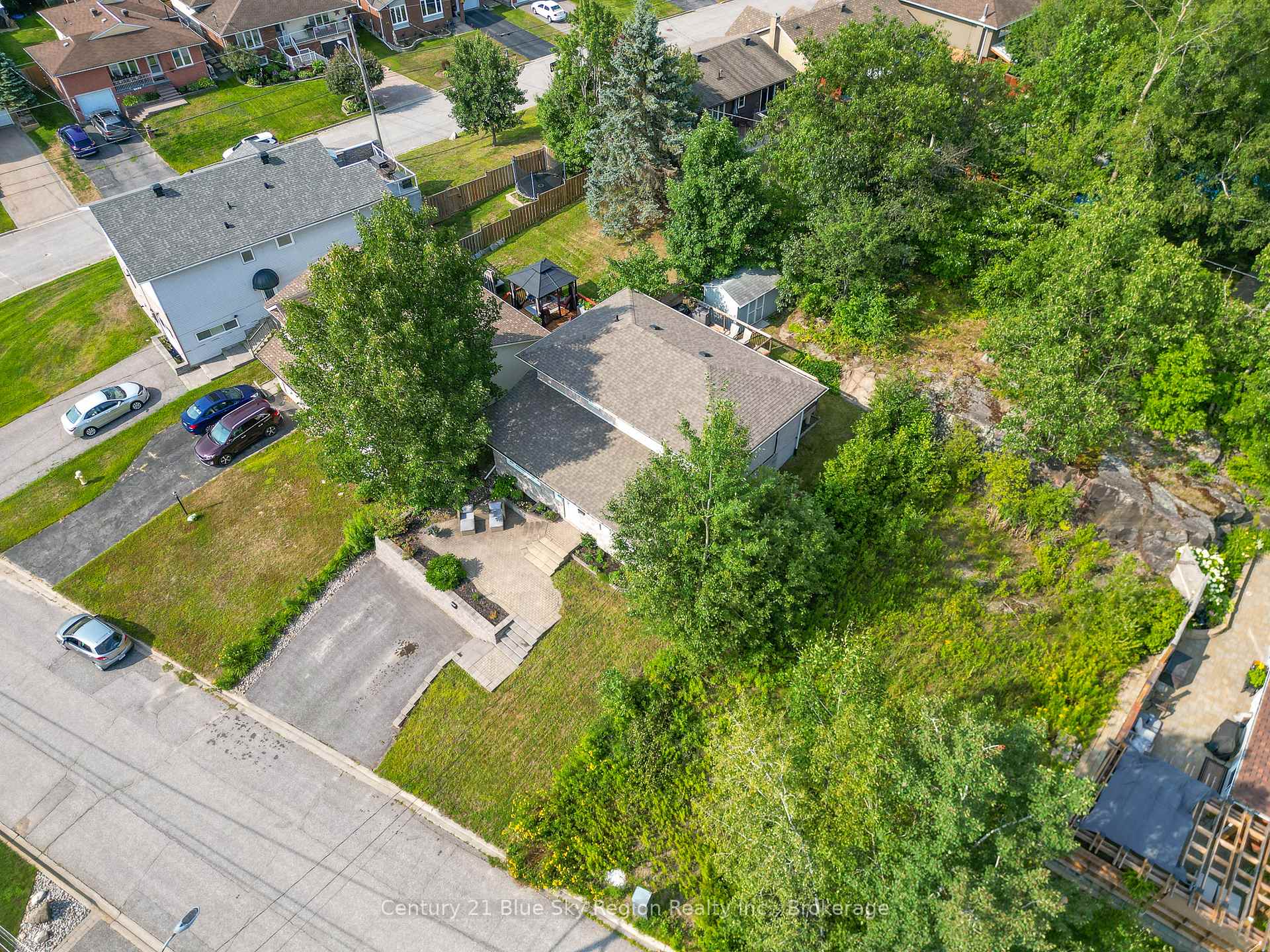 Photo 43 of 77 Shallot Crescent, North Bay, Birchaven — HOMEH