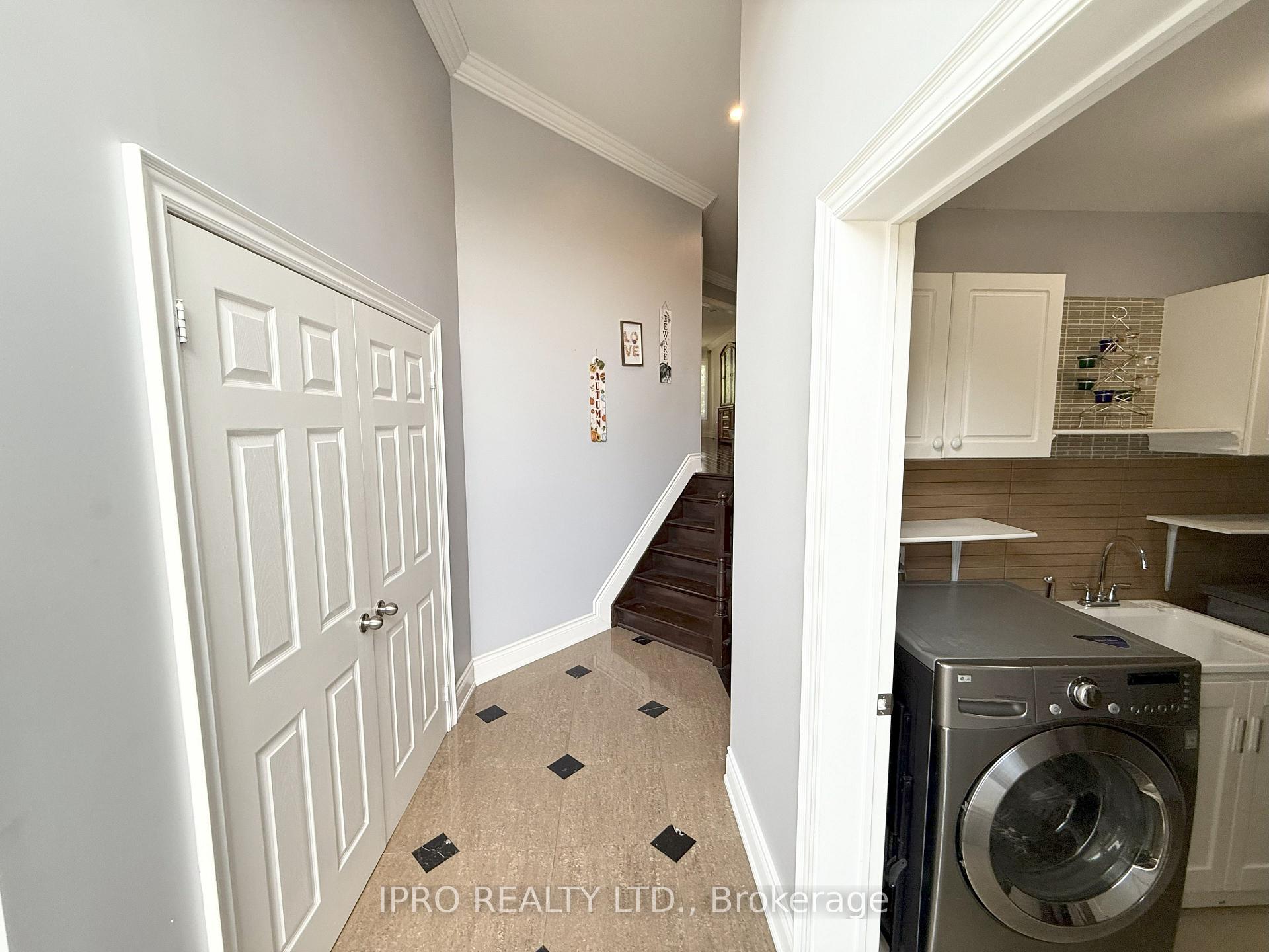 Photo 6 of Unit Upper, 5591 Whitehorn Avenue, Mississauga, East Credit — HOMEH