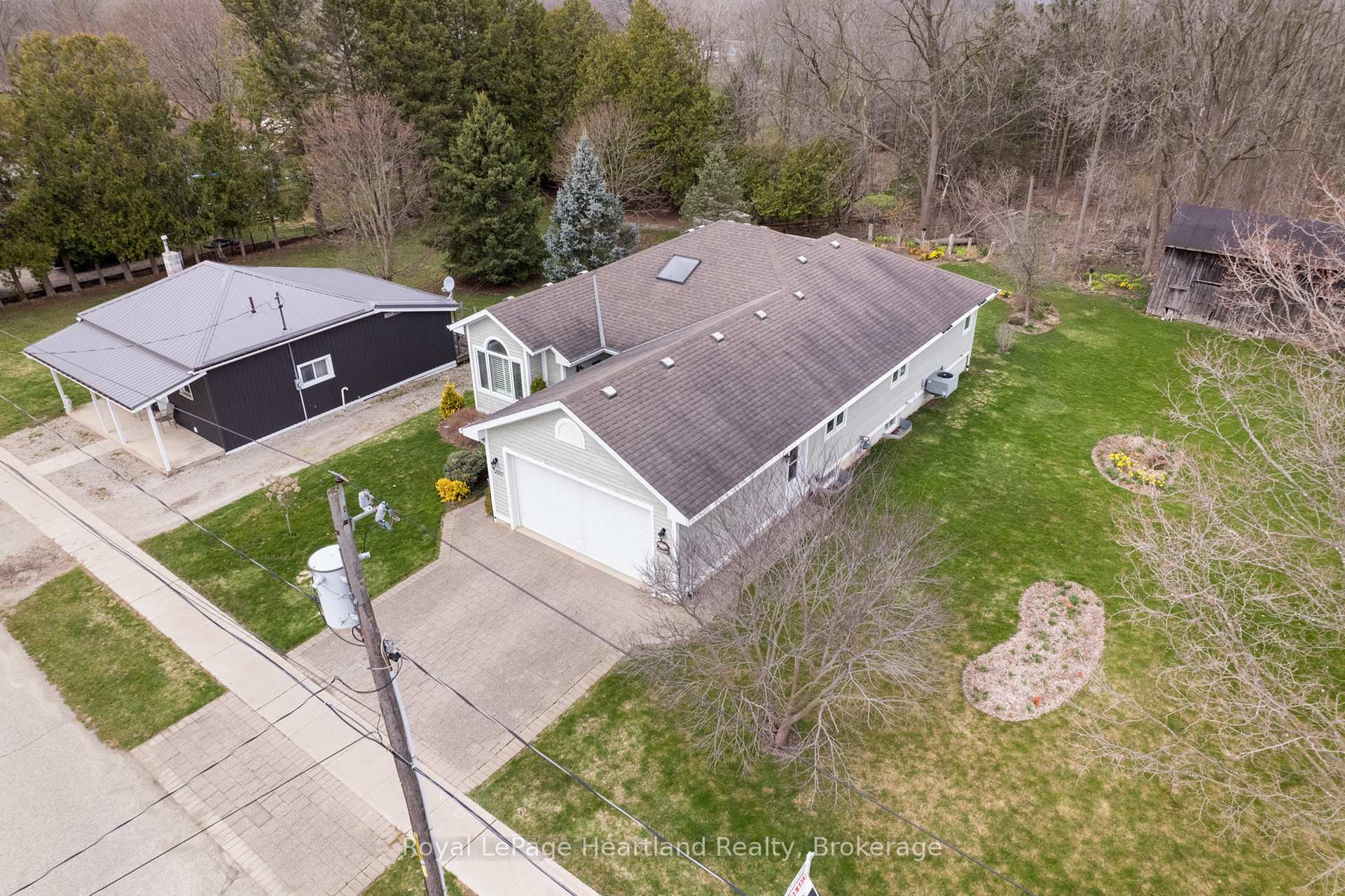Photo 3 of 260 William Street E, North Middlesex, Parkhill — HOMEH