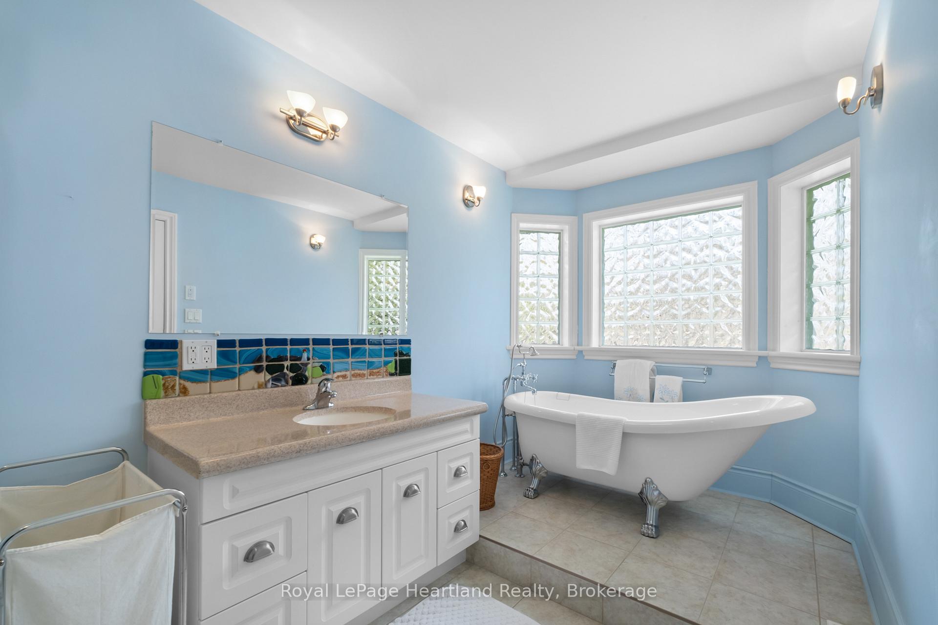 Photo 19 of 260 William Street E, North Middlesex, Parkhill — HOMEH