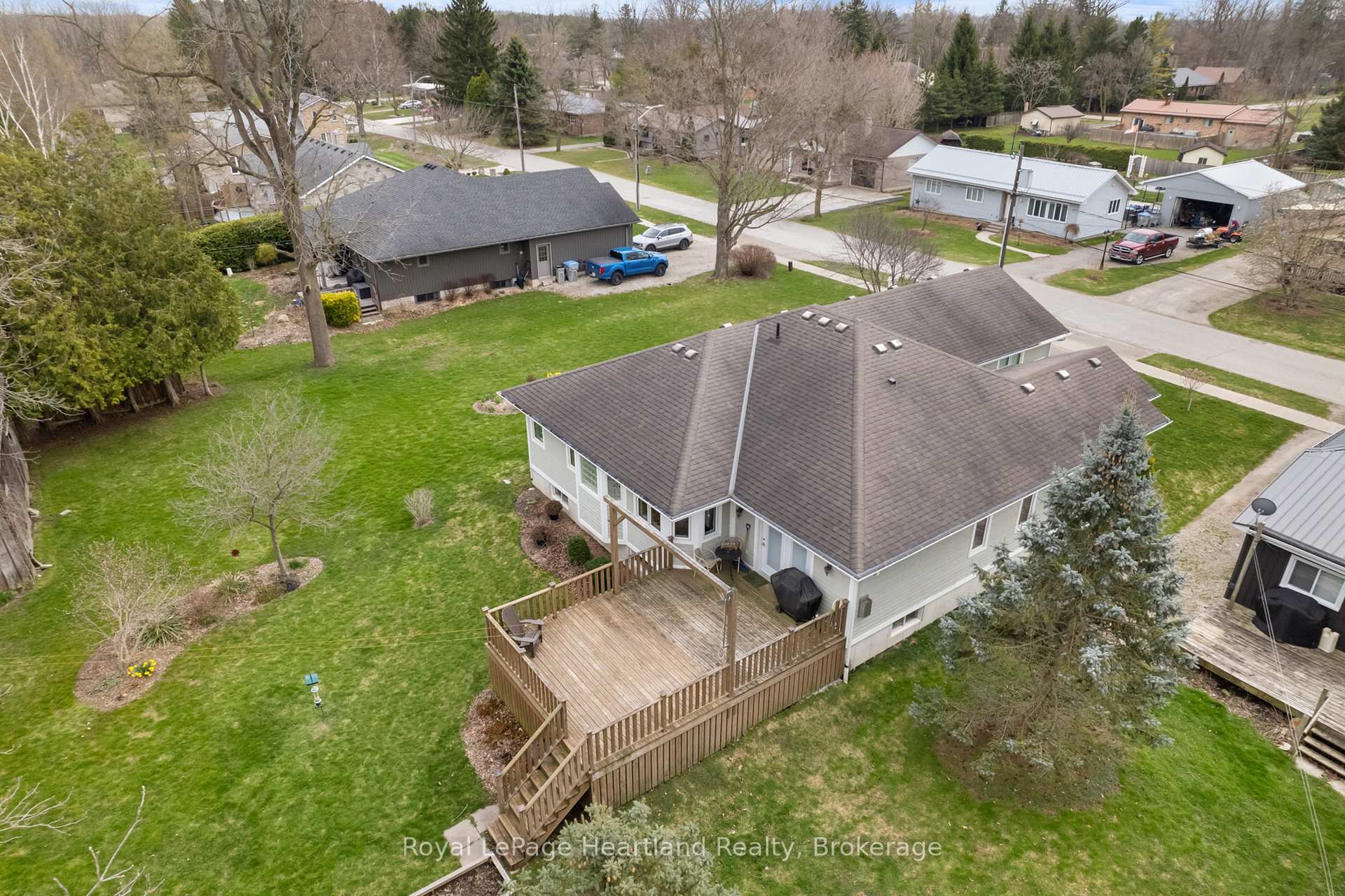Photo 36 of 260 William Street E, North Middlesex, Parkhill — HOMEH