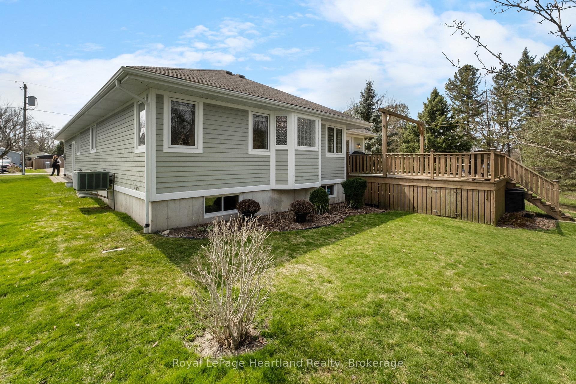 Photo 42 of 260 William Street E, North Middlesex, Parkhill — HOMEH
