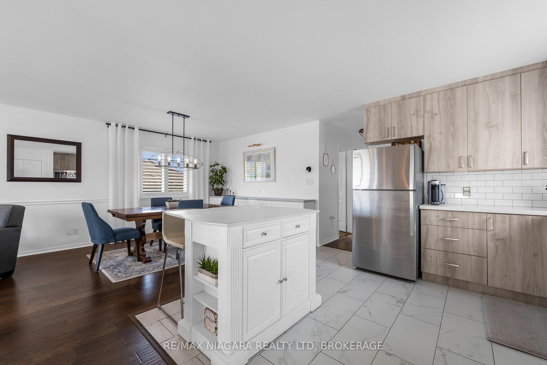 Photo 4 of 8142 Marcon Street, Niagara Falls, Ascot — HOMEH