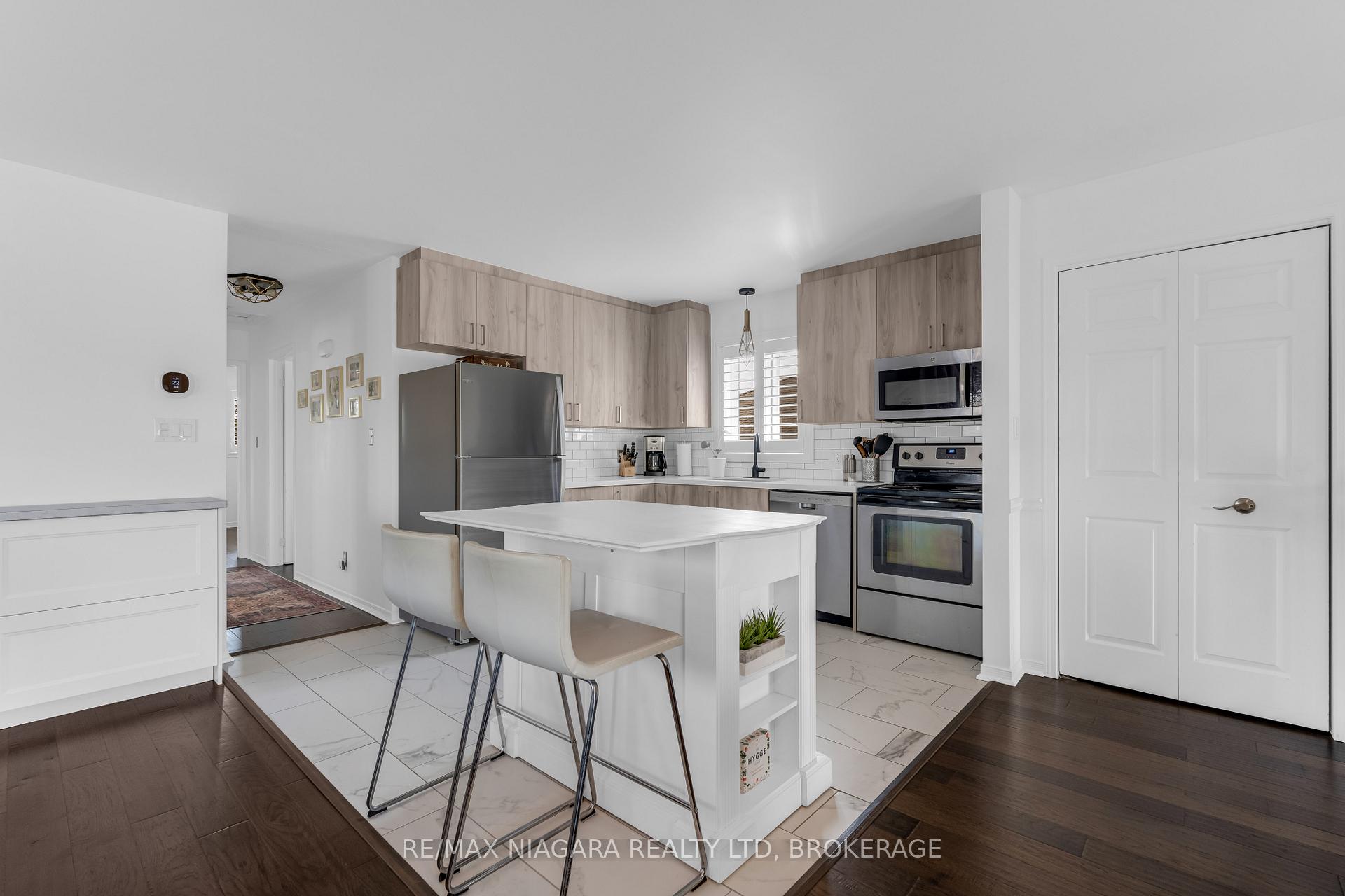 Photo 5 of 8142 Marcon Street, Niagara Falls, Ascot — HOMEH