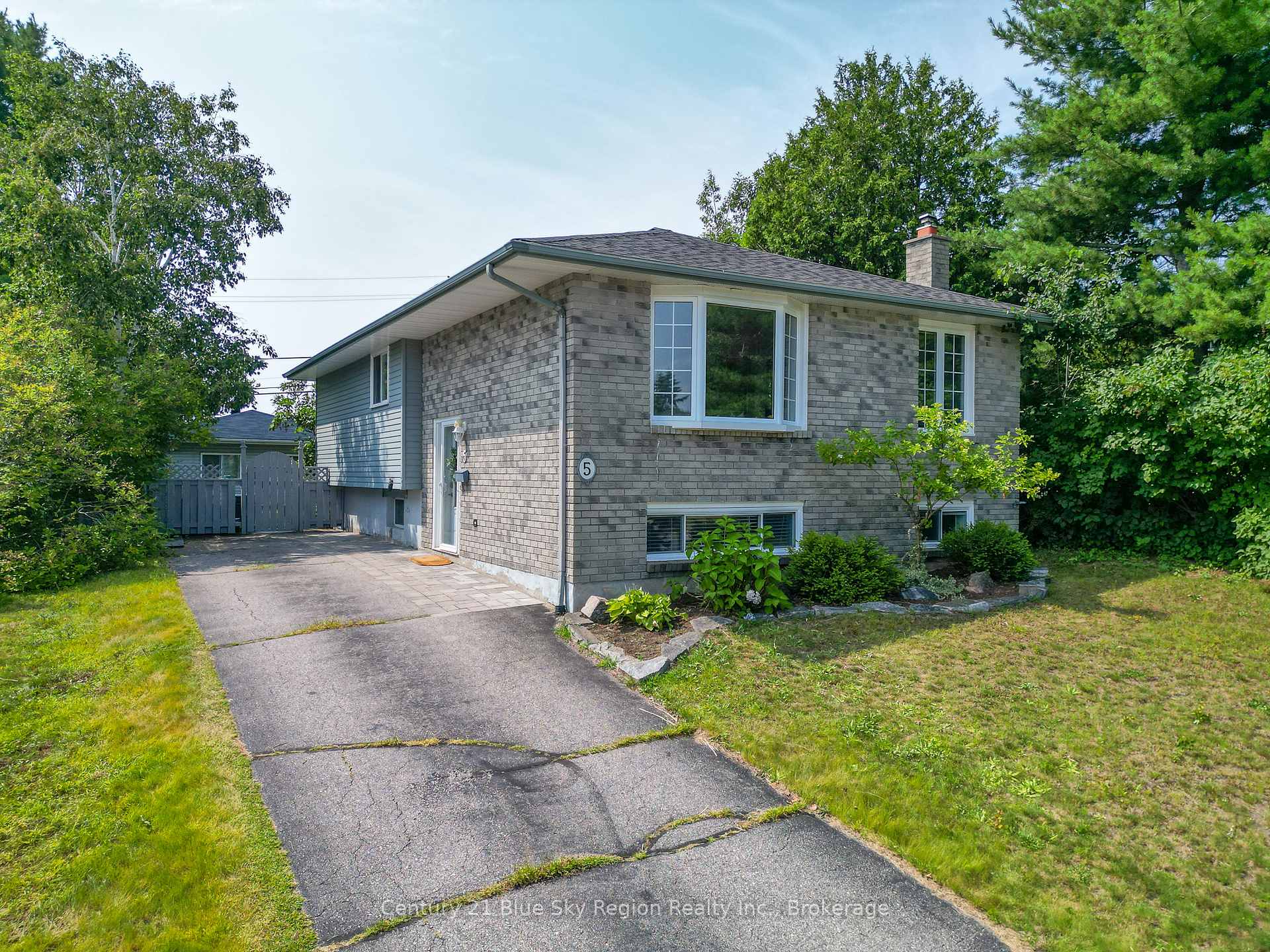 Photo 2 of 5 Merlin Avenue, North Bay, Birchaven — HOMEH