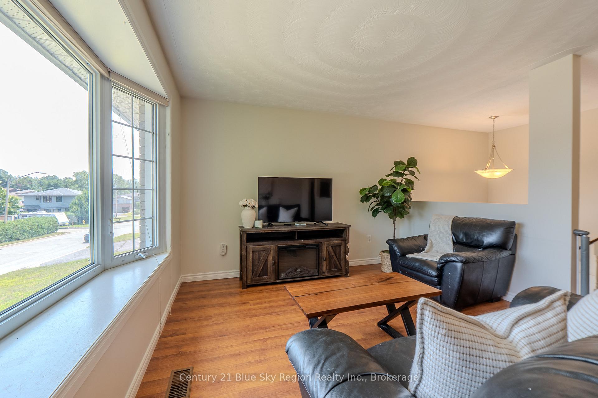 Photo 6 of 5 Merlin Avenue, North Bay, Birchaven — HOMEH
