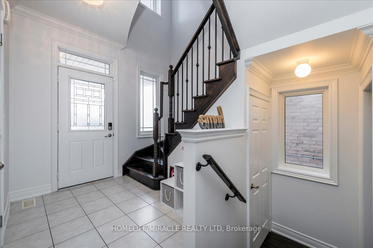 Photo 4 of 74 Cauthers Crescent, New Tecumseth, Alliston — HOMEH