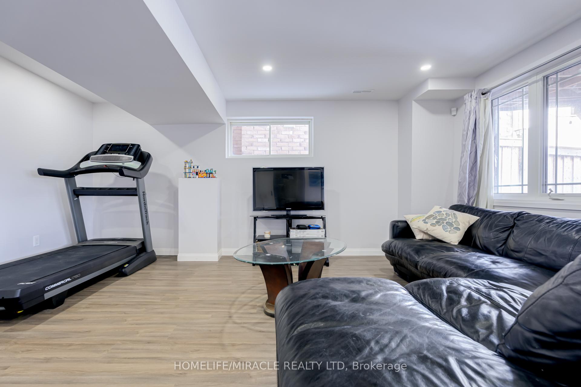 Photo 32 of 74 Cauthers Crescent, New Tecumseth, Alliston — HOMEH