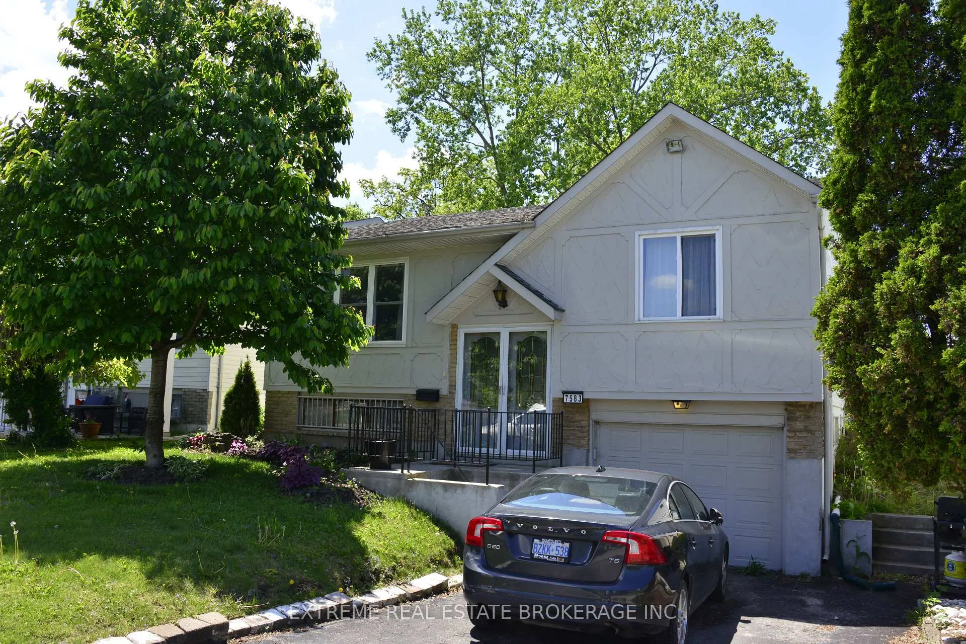 Photo 3 of 7583 Rainbow Crescent, Niagara Falls, Marineland — HOMEH