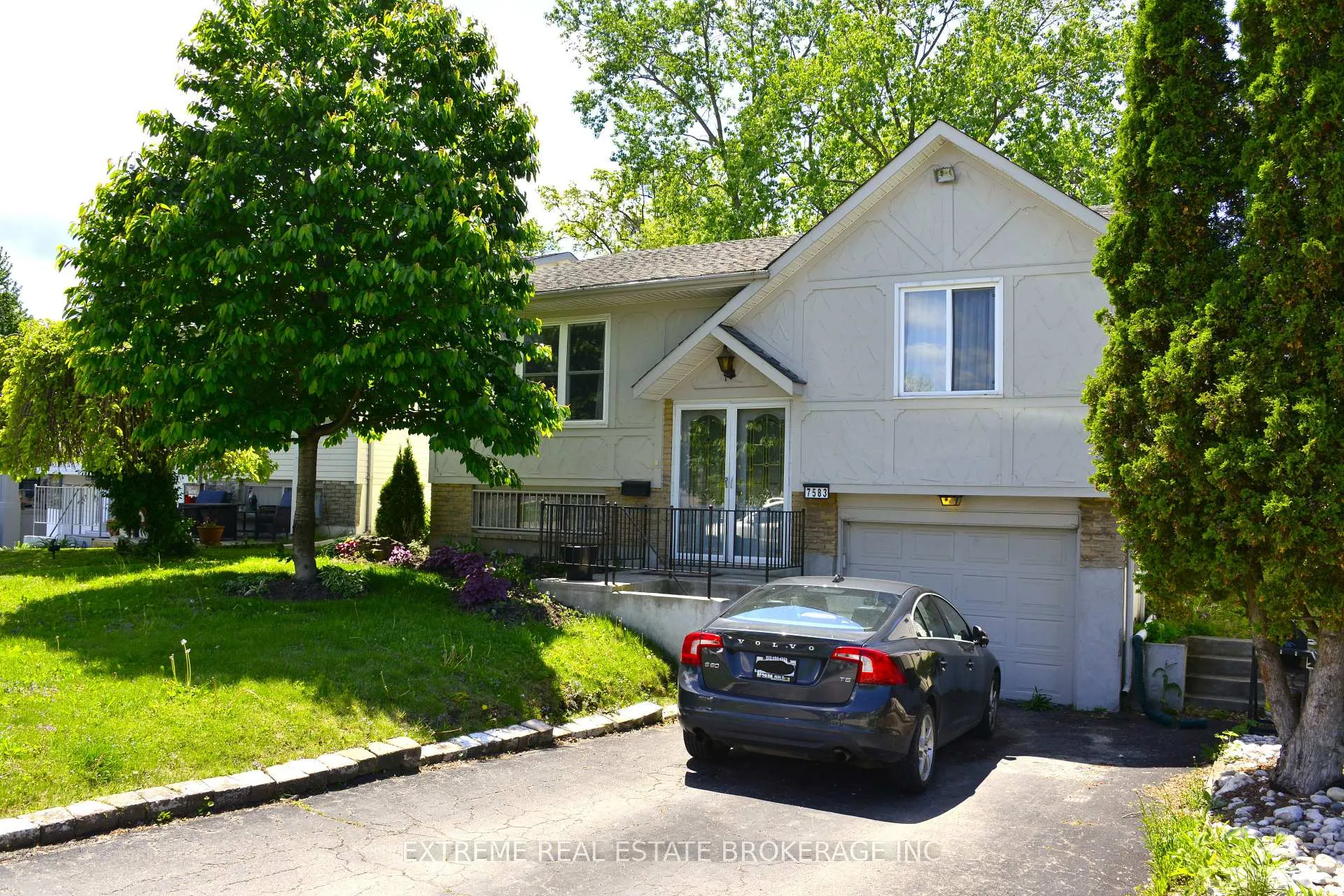 Photo 4 of 7583 Rainbow Crescent, Niagara Falls, Marineland — HOMEH