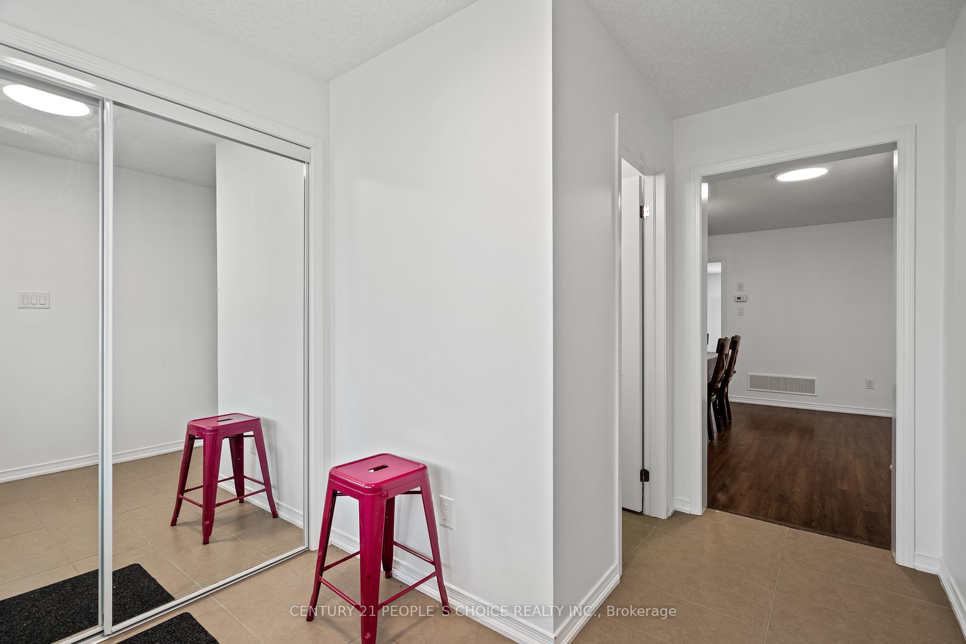 Photo 5 of 7822 Juneberry Drive, Niagara Falls, Brown — HOMEH