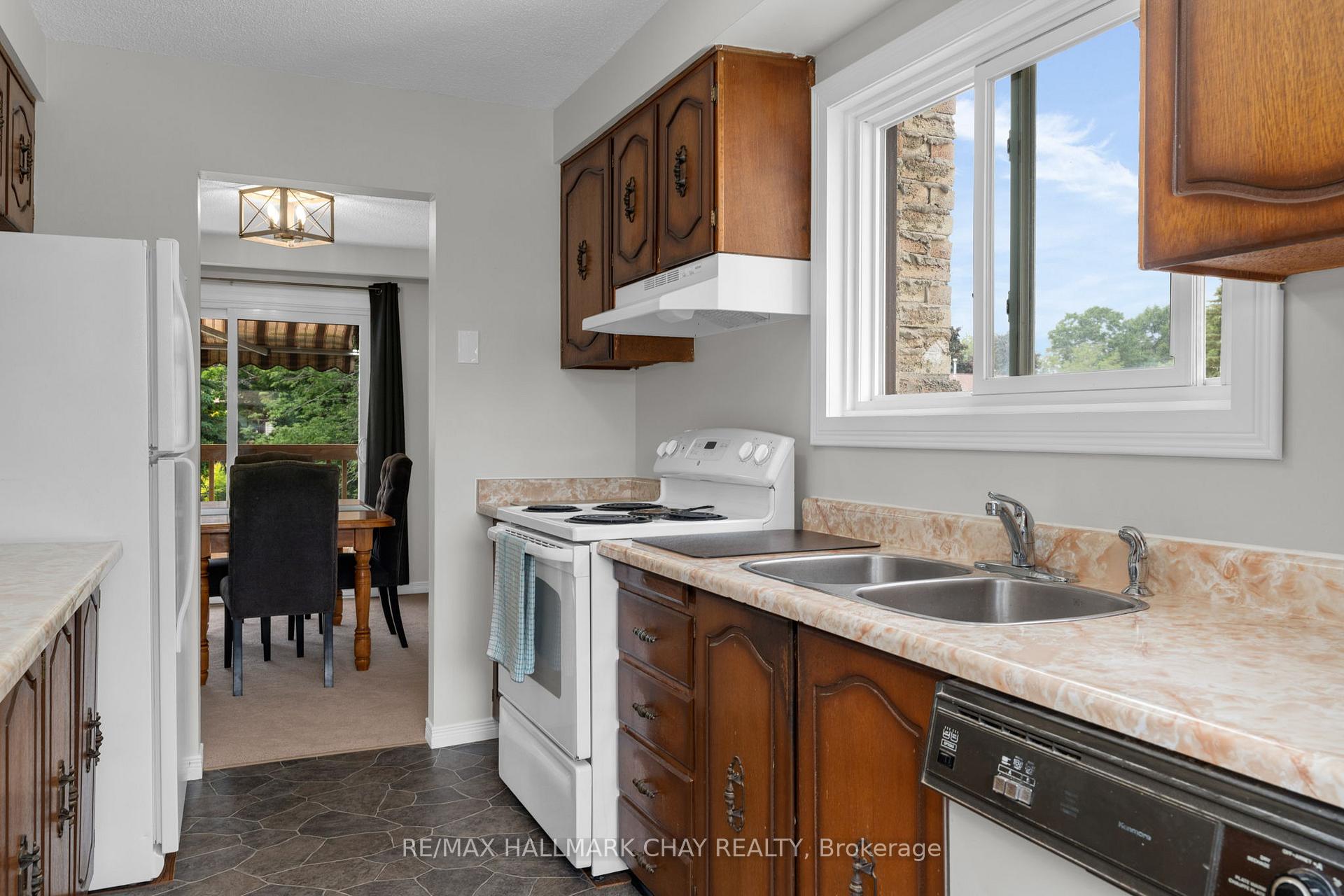 Photo 8 of 38 Lankin Boulevard, Orillia — HOMEH