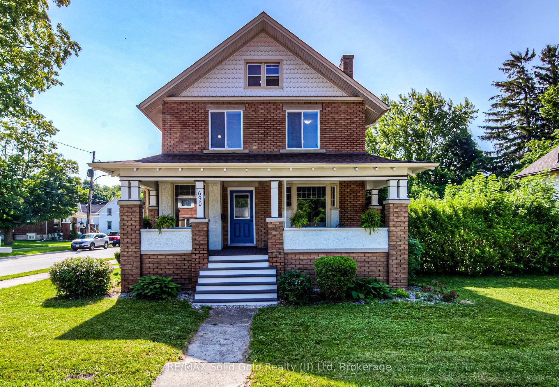 Front of 690 Wallace Avenue N