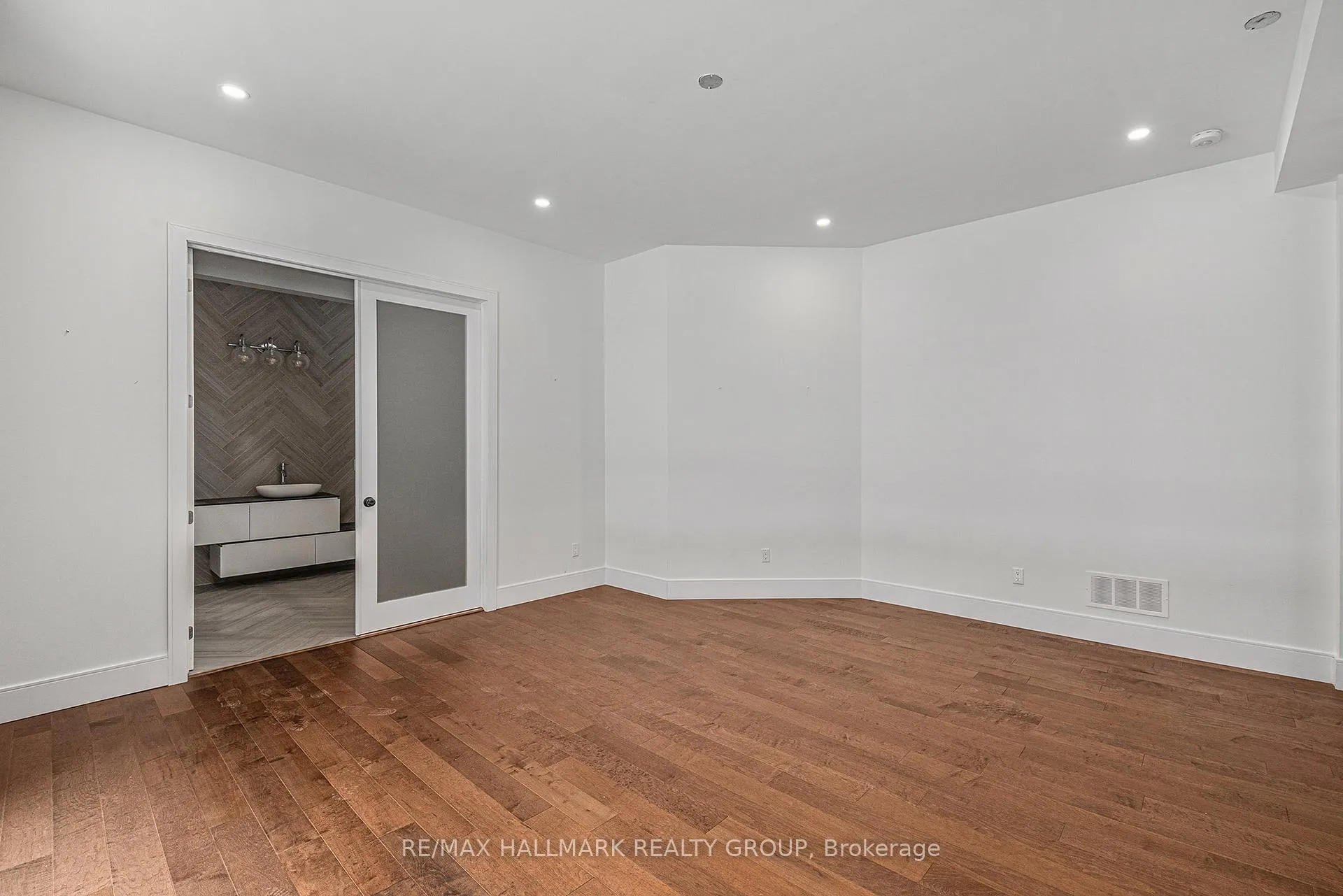 Photo 20 of 132 Robert Taite Drive, Ottawa, Cumberland Estates — HOMEH