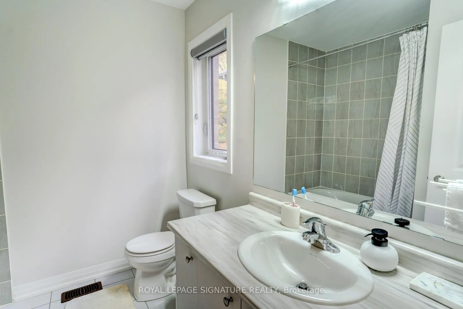 Photo 30 of 99 Bethpage Crescent, Newmarket, Glenway Estates — HOMEH