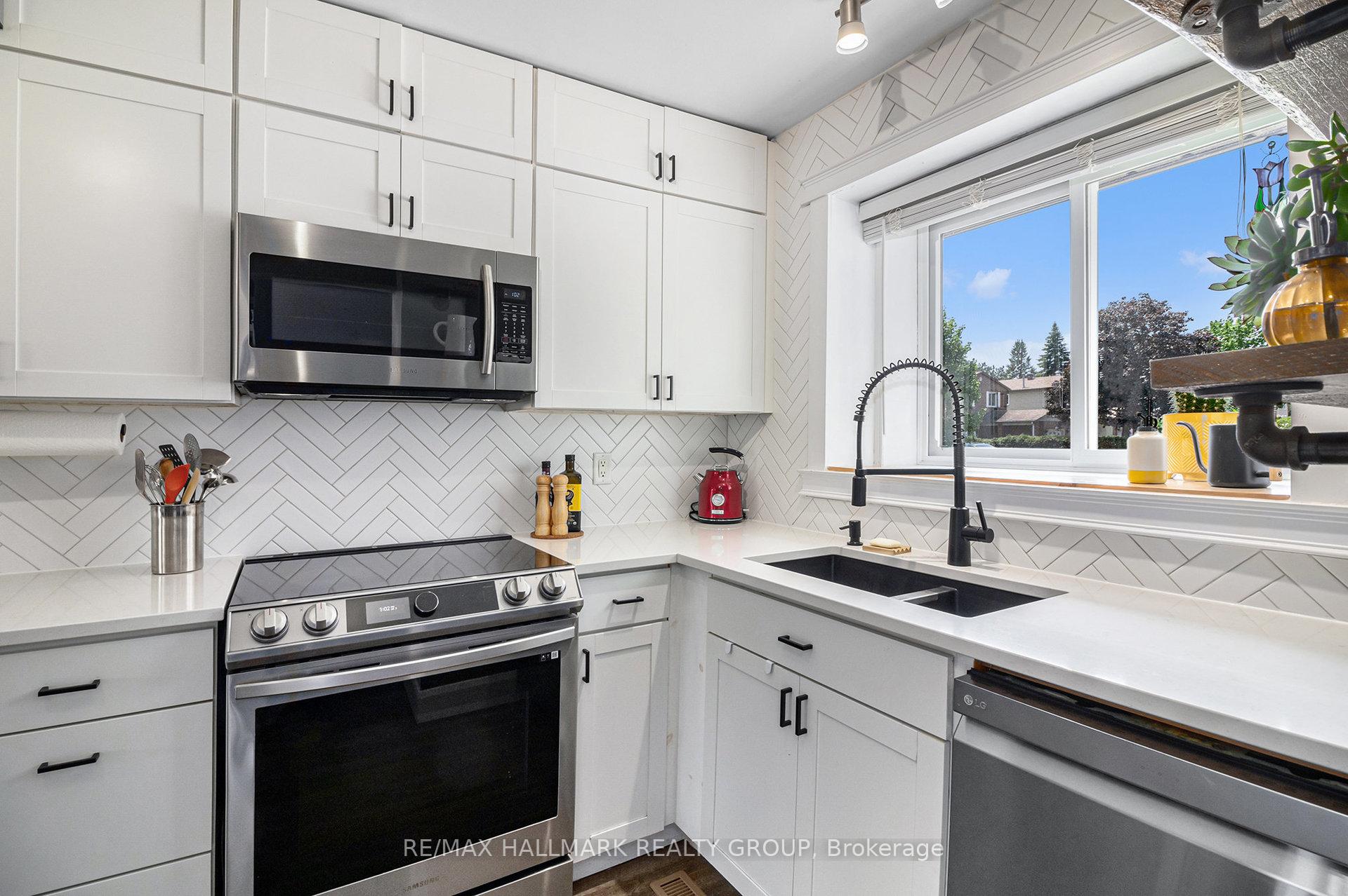 Photo 3 of 1847 Brousseau Crescent, Ottawa, Chateauneuf — HOMEH