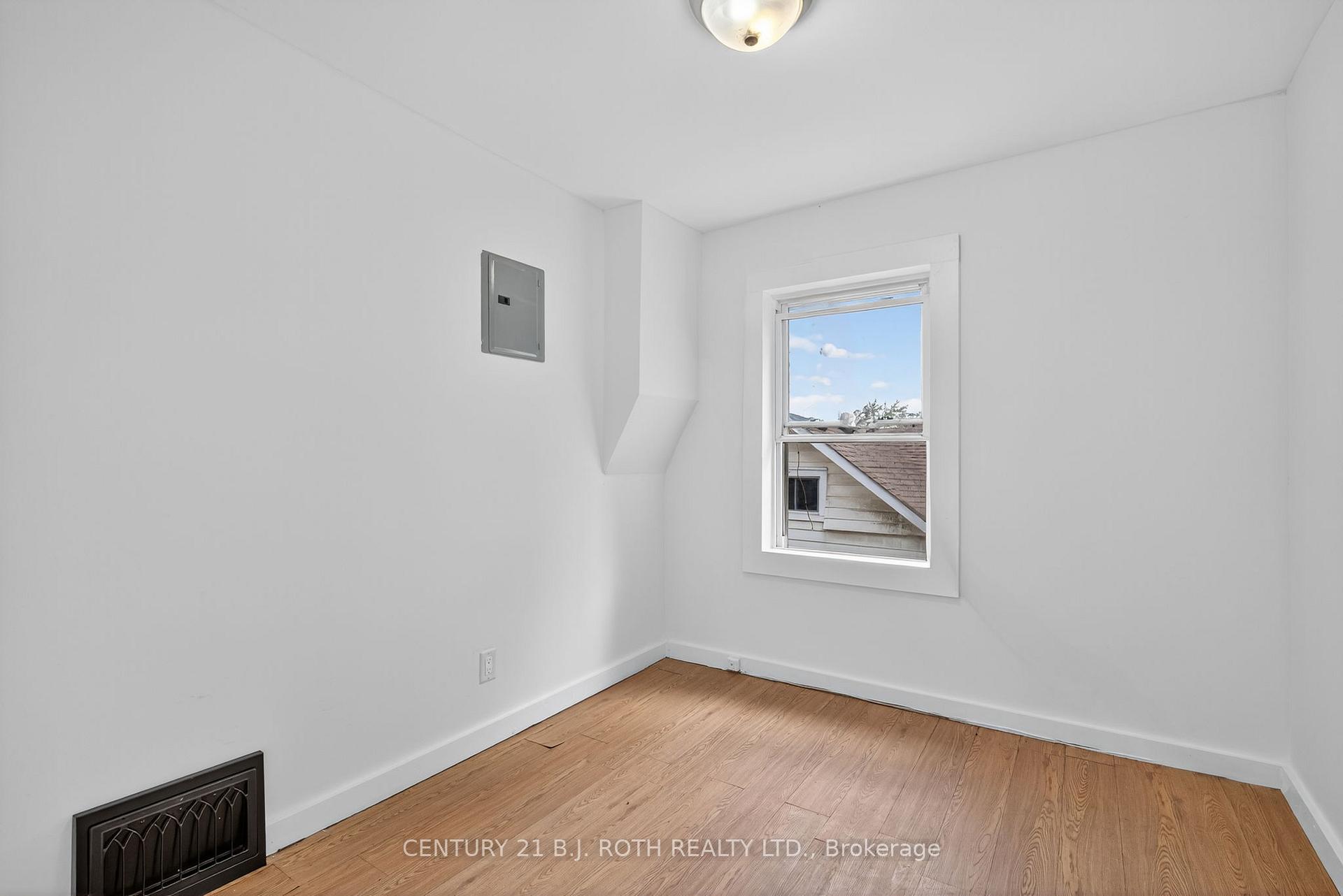 Photo 16 of 153 Laclie Street, Orillia — HOMEH