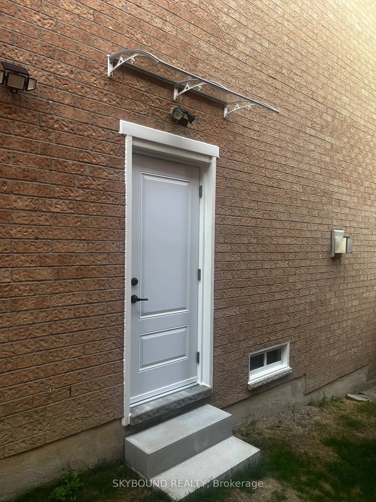 Photo 3 of Unit Basement, 290 Paxton Crescent, Newmarket, Summerhill Estates — HOMEH