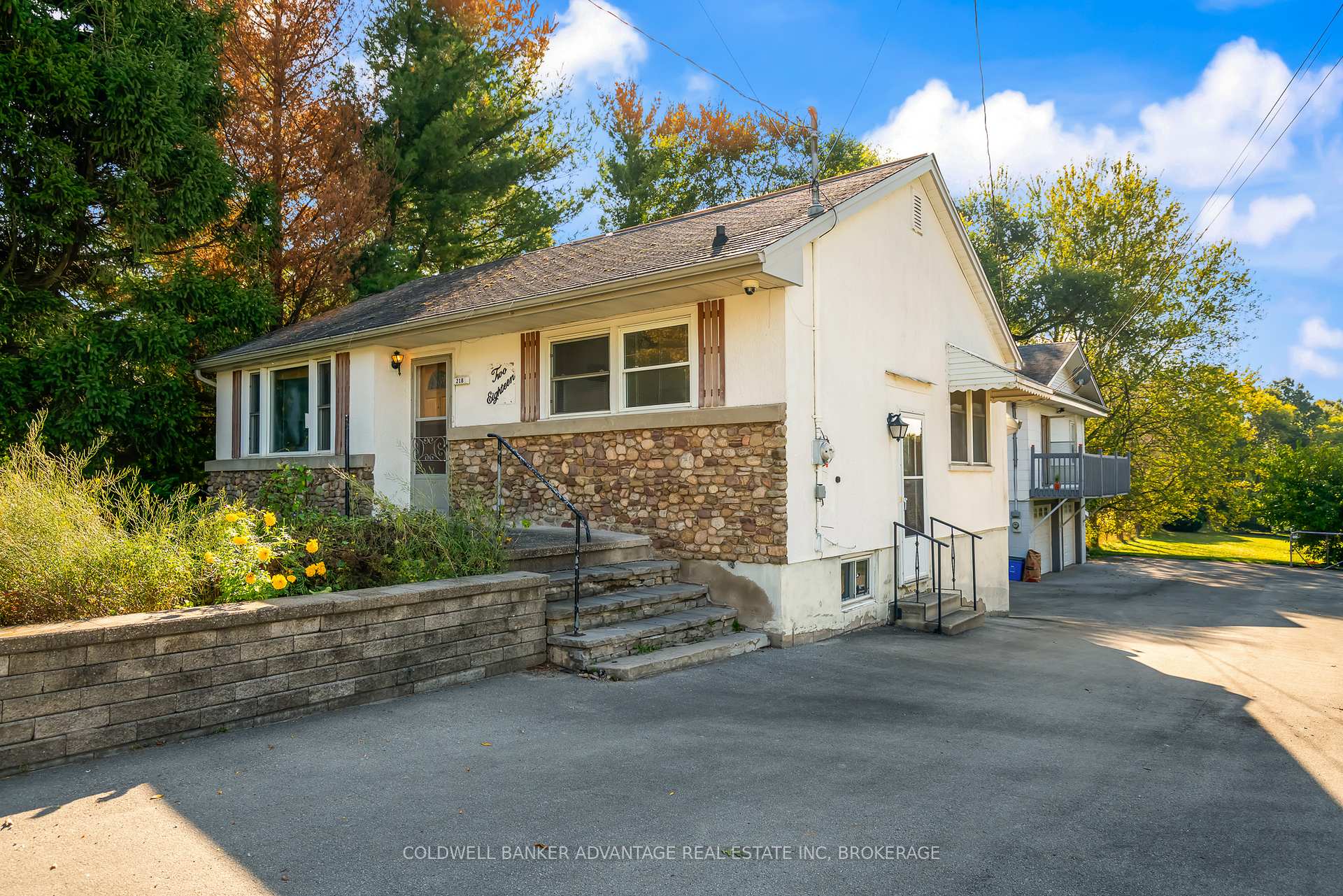 Photo 2 of 218 Canboro Road, Pelham, Fonthill — HOMEH