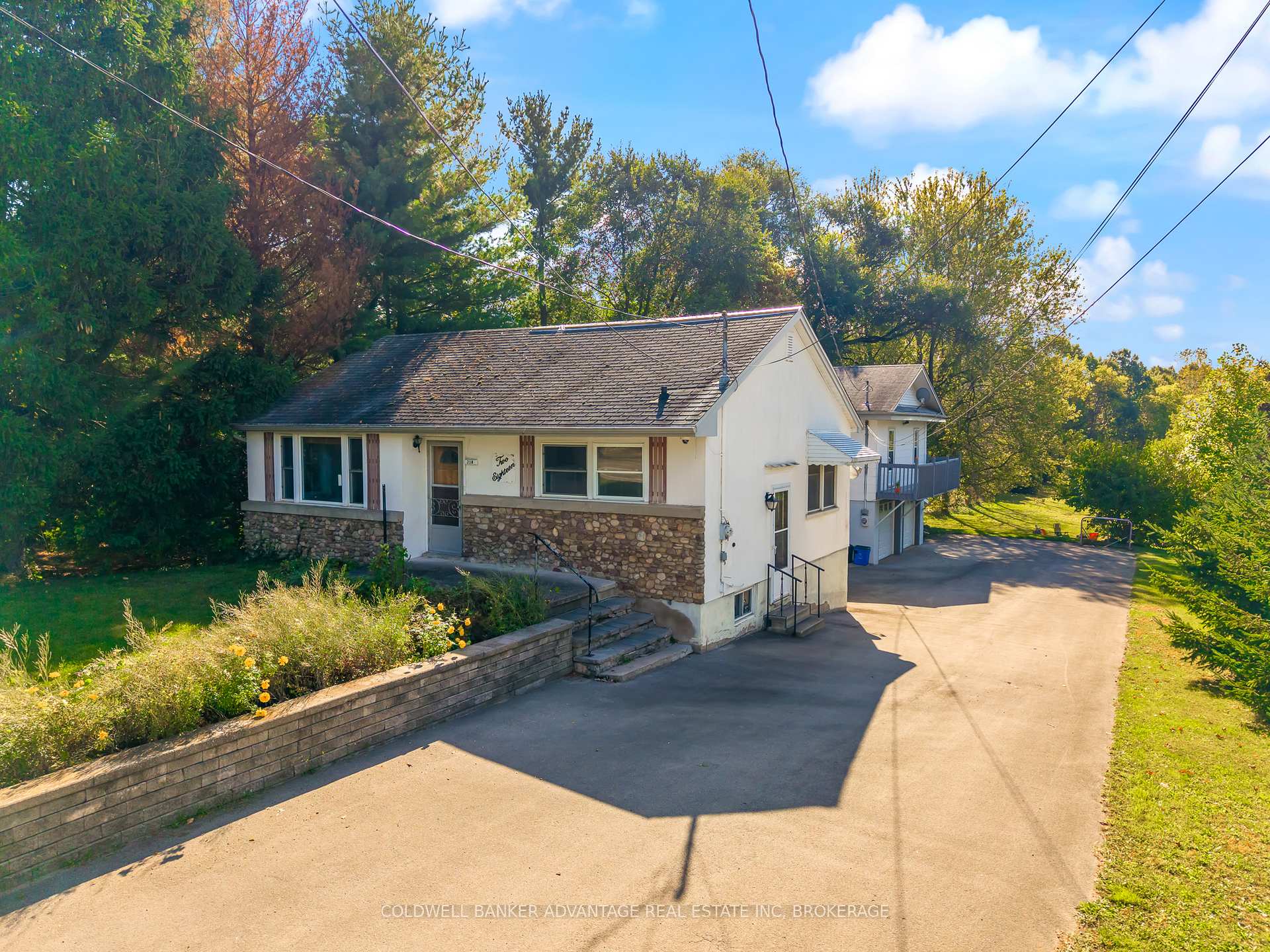 Photo 3 of 218 Canboro Road, Pelham, Fonthill — HOMEH
