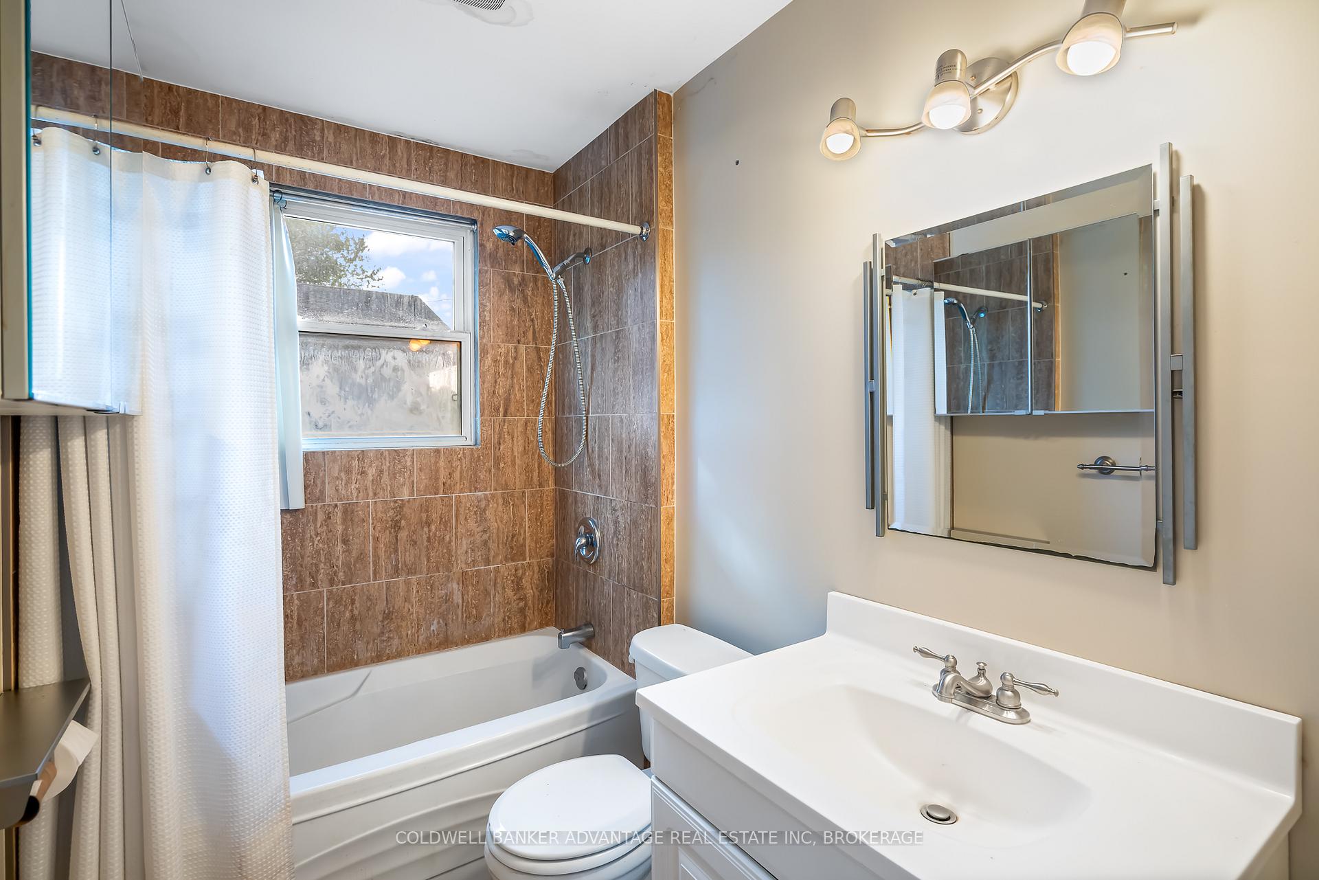 Photo 12 of 218 Canboro Road, Pelham, Fonthill — HOMEH