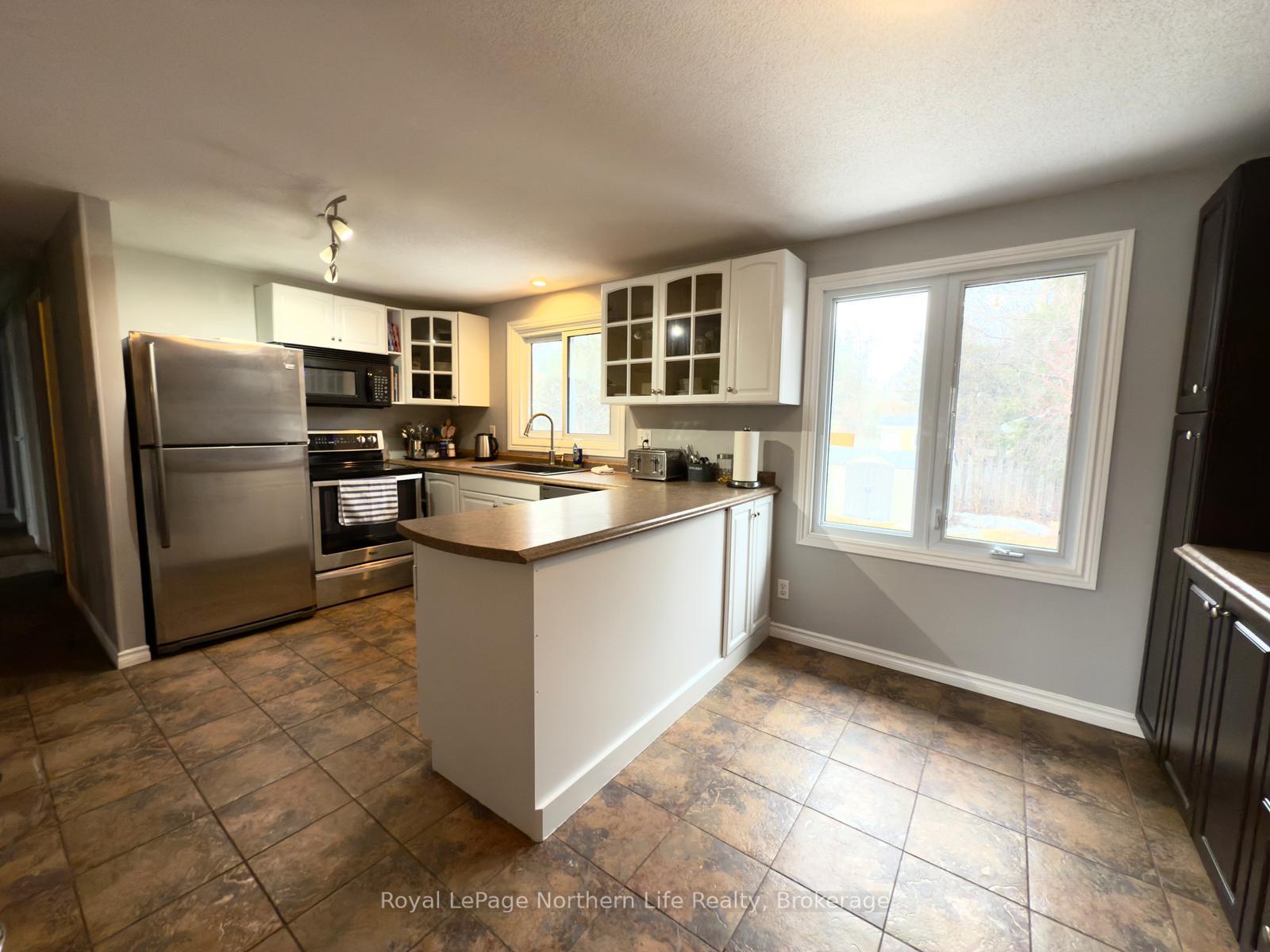 Photo 4 of 570 Ursula Street, North Bay, College Heights — HOMEH