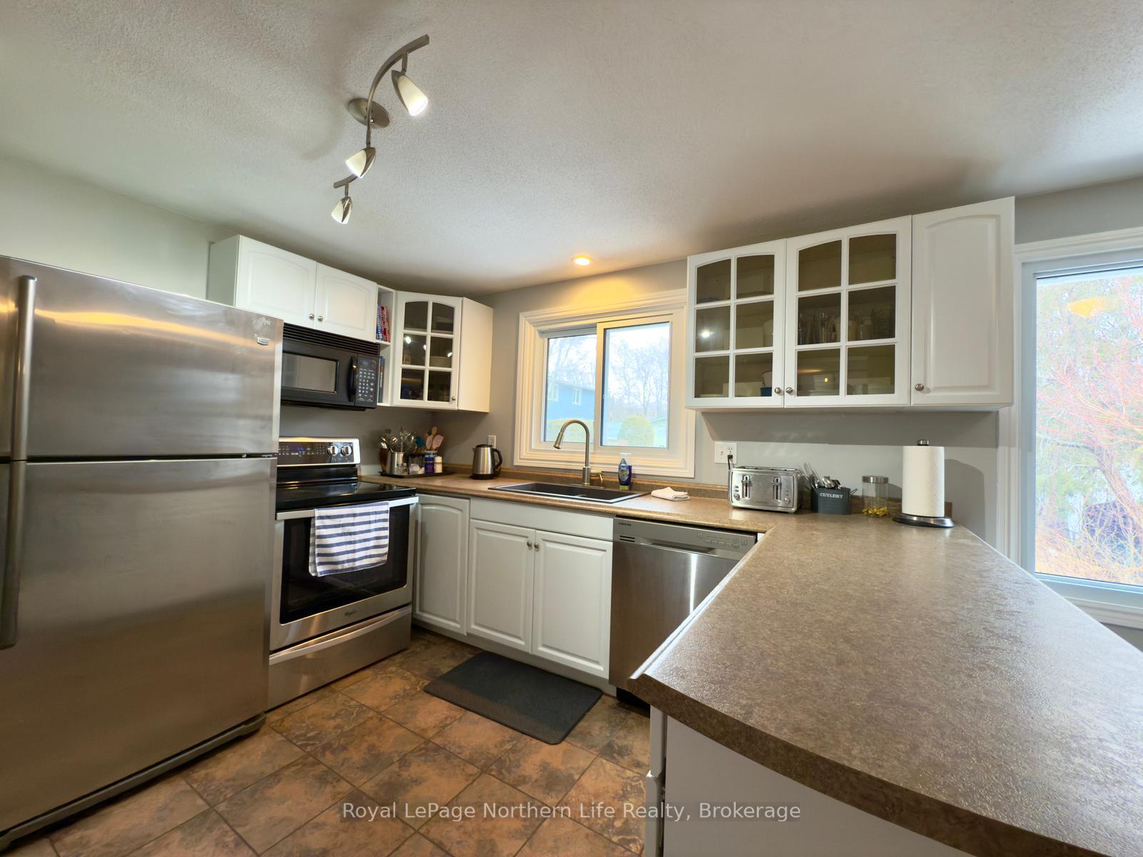 Photo 5 of 570 Ursula Street, North Bay, College Heights — HOMEH