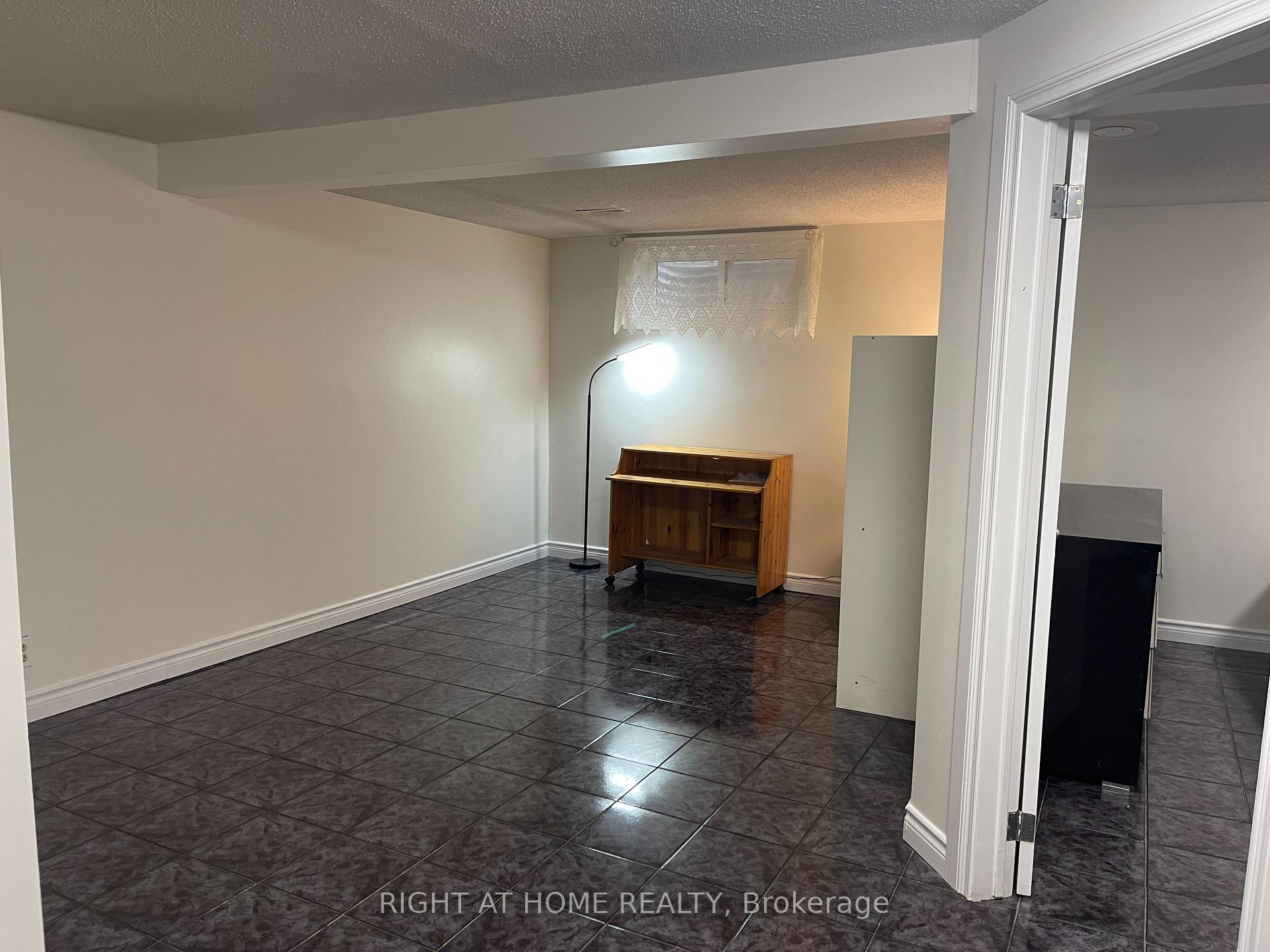 Photo 5 of Unit Lower, 4128 Dursley Crescent, Mississauga, Rathwood — HOMEH