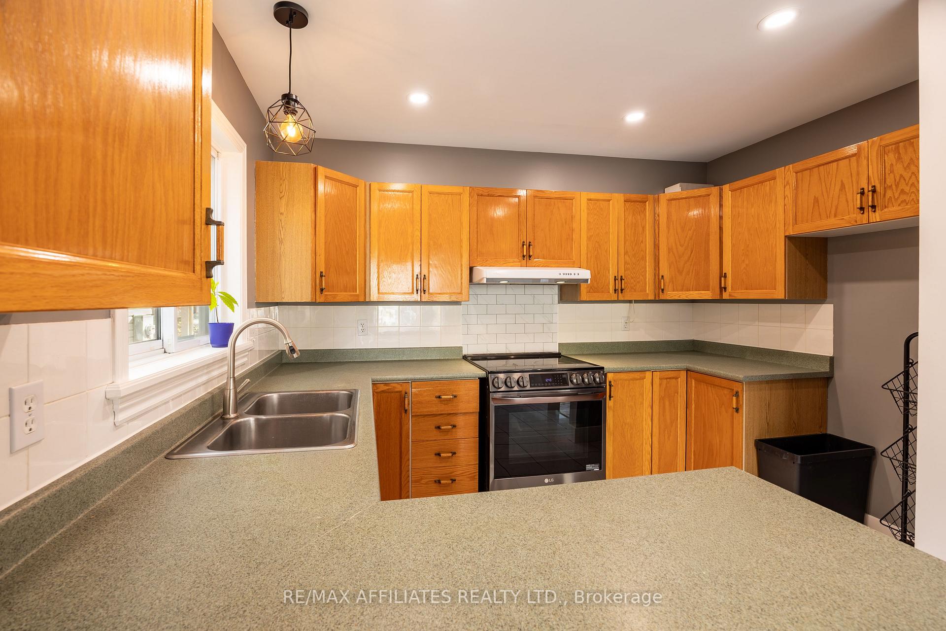 Photo 13 of 1687 Tache Way, Ottawa, Fallingbrook/Pineridge — HOMEH