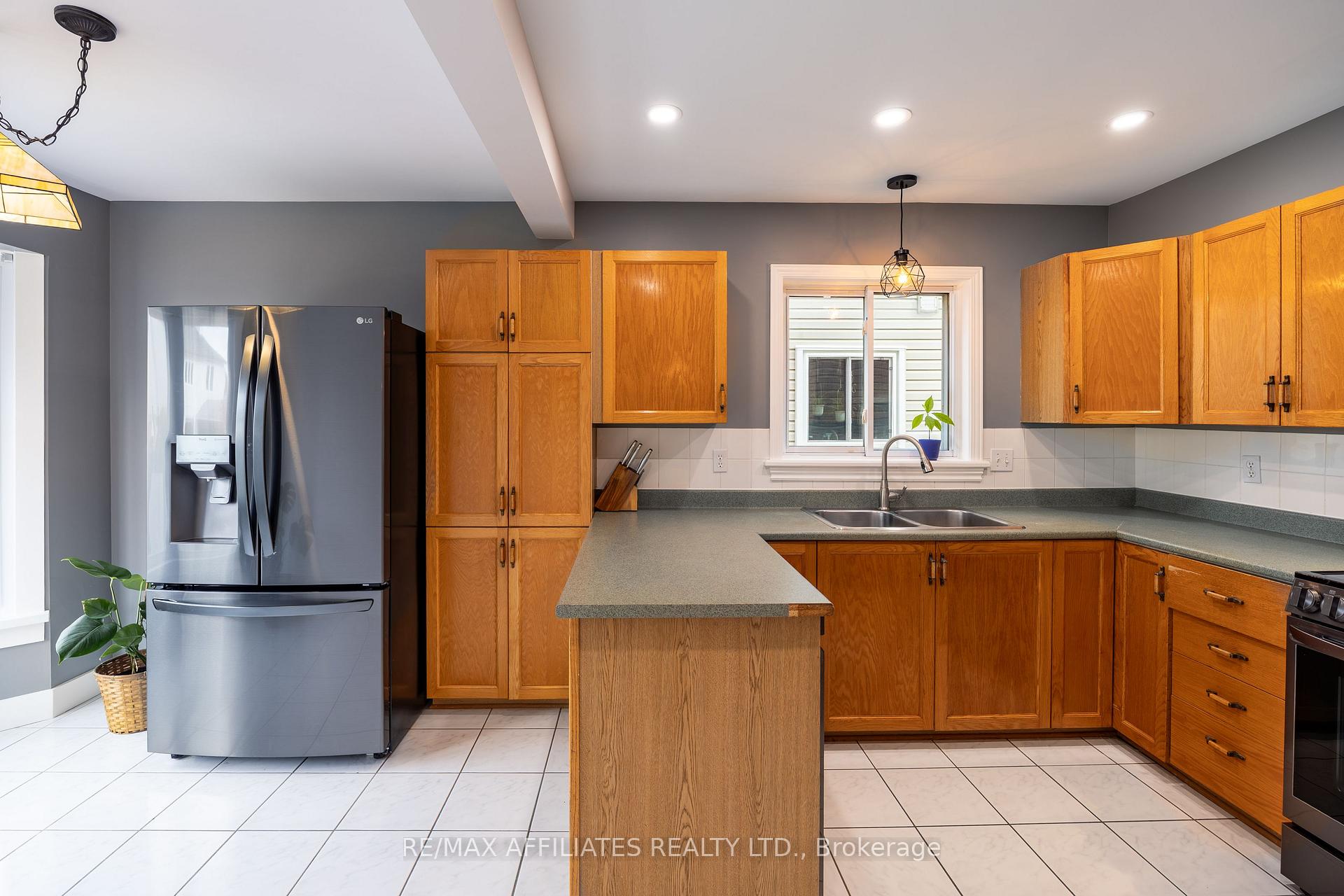 Photo 14 of 1687 Tache Way, Ottawa, Fallingbrook/Pineridge — HOMEH