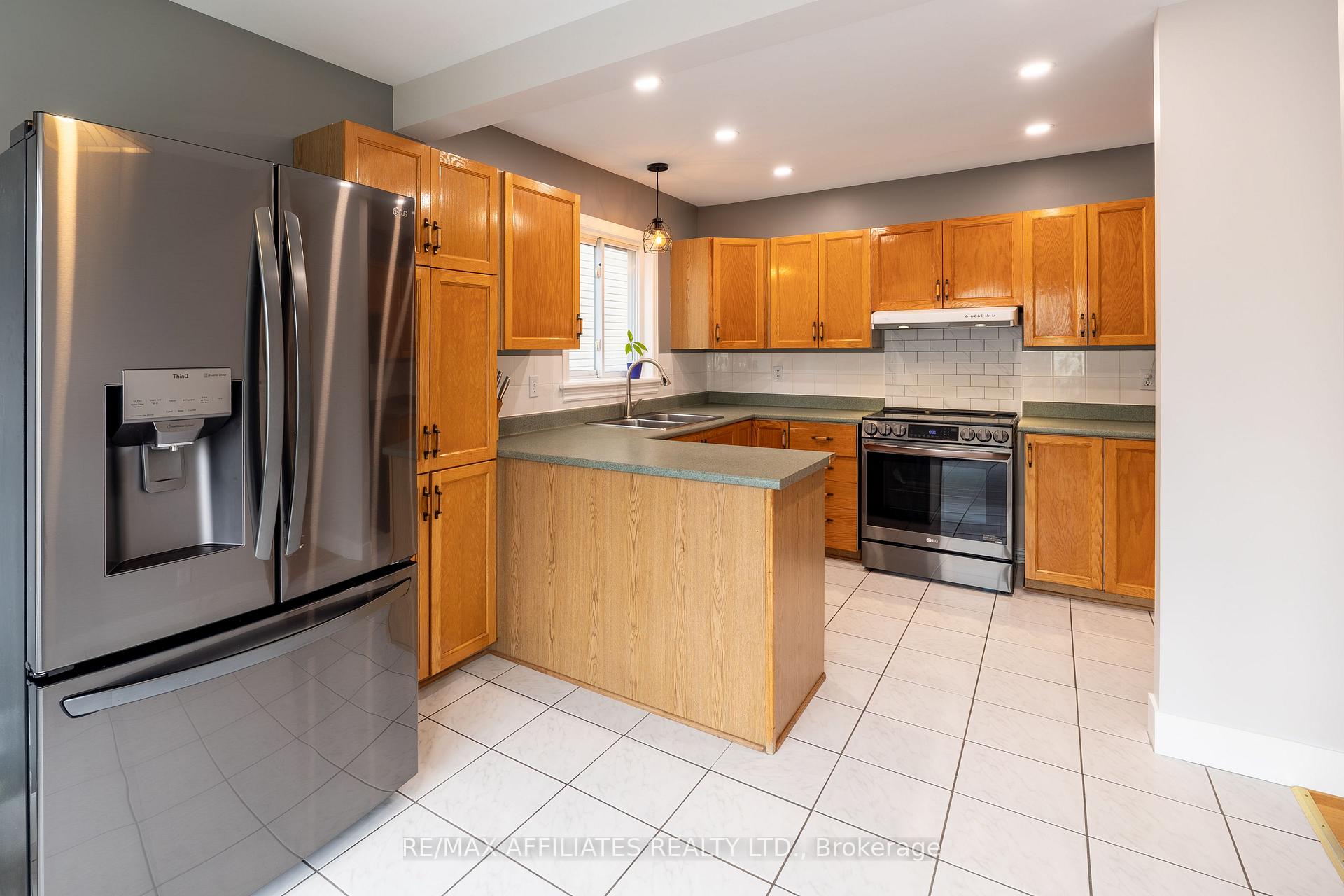 Photo 17 of 1687 Tache Way, Ottawa, Fallingbrook/Pineridge — HOMEH