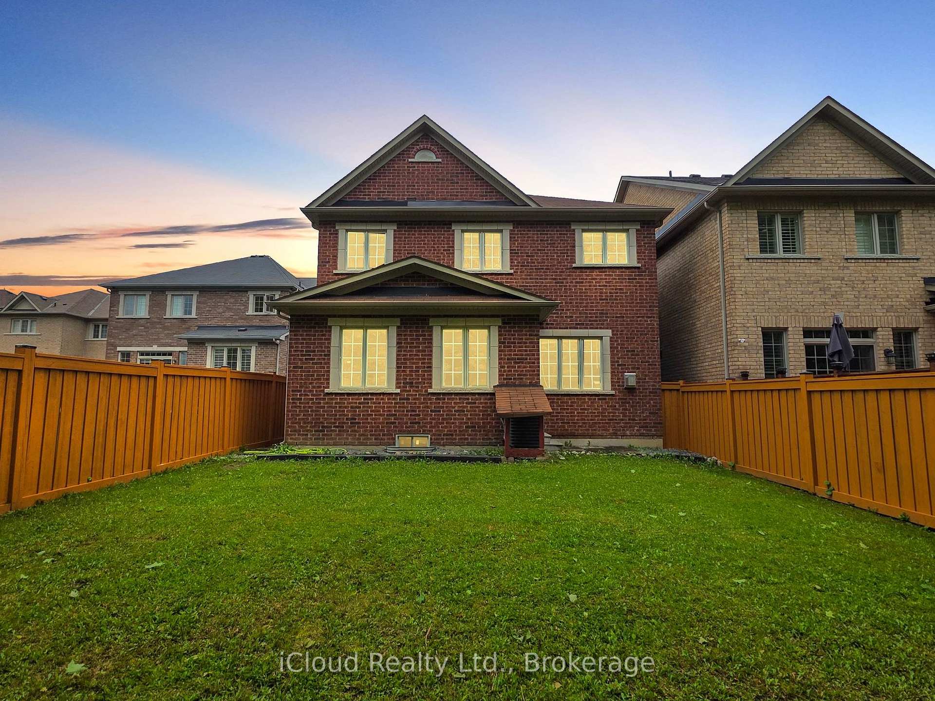 Photo 33 of 1292 Mccron Crescent E, Newmarket, Stonehaven-Wyndham — HOMEH