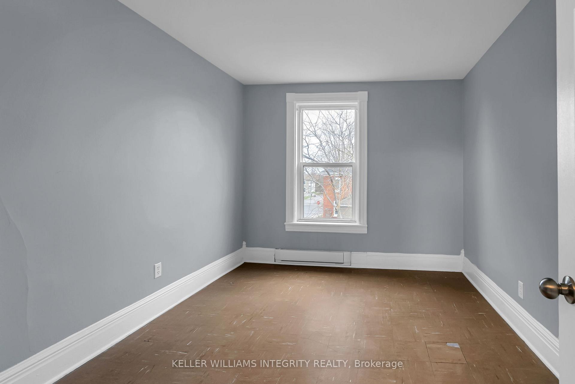 Photo 3 of 42 Kenyon Street E, North Glengarry, Alexandria — HOMEH