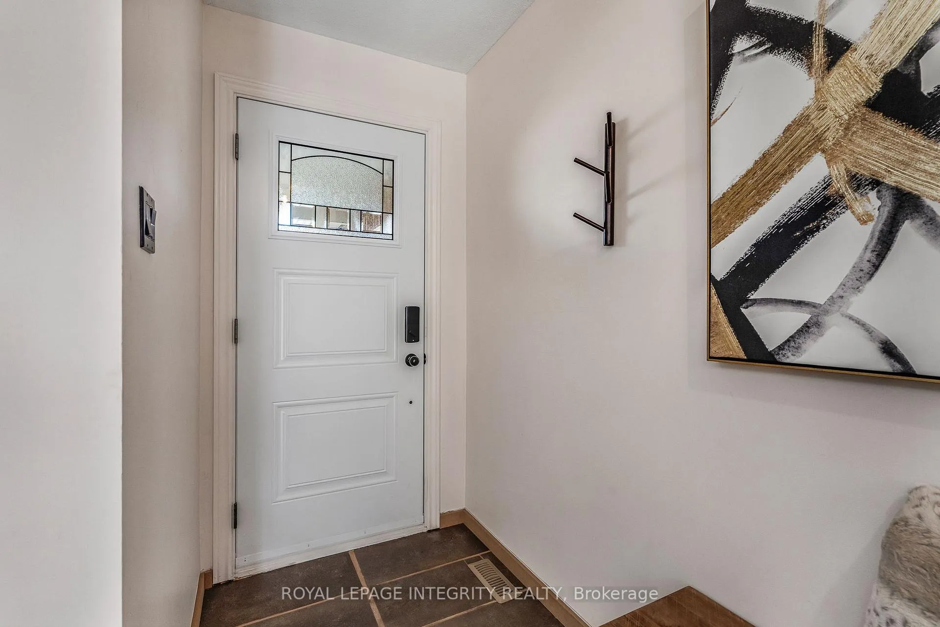 Photo 4 of 1454 Deavy Way, Ottawa, Bilberry Creek/Queenswood Heights — HOMEH