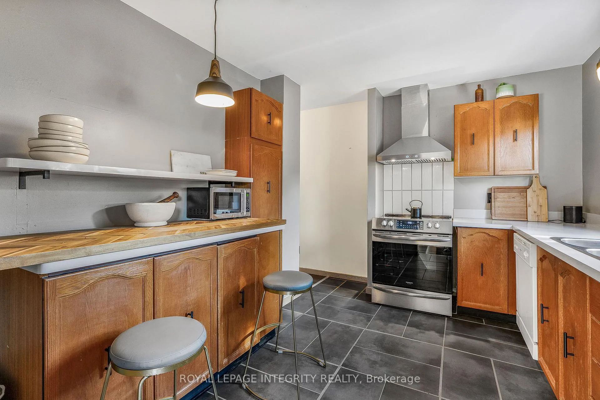 Photo 13 of 1454 Deavy Way, Ottawa, Bilberry Creek/Queenswood Heights — HOMEH