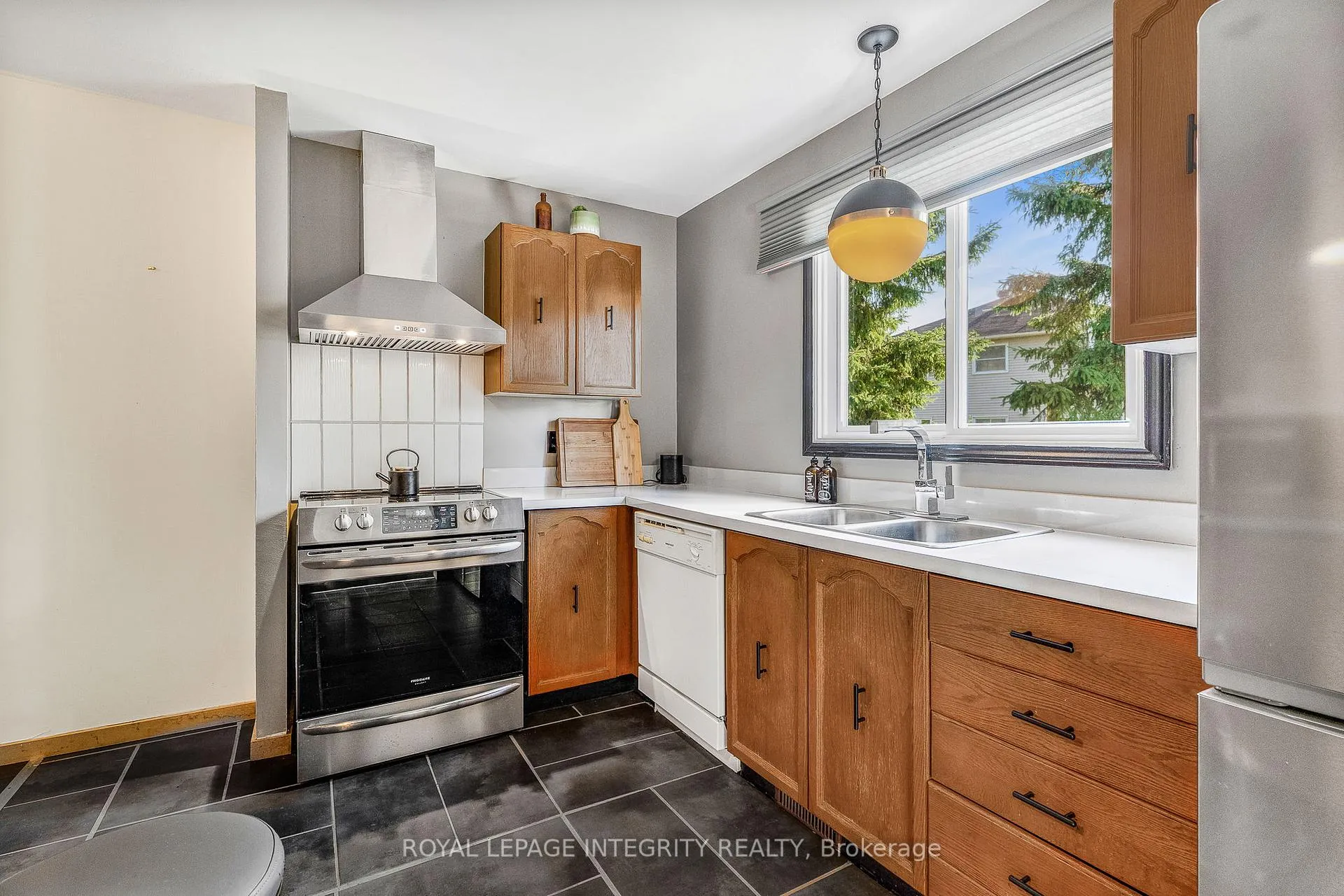 Photo 14 of 1454 Deavy Way, Ottawa, Bilberry Creek/Queenswood Heights — HOMEH