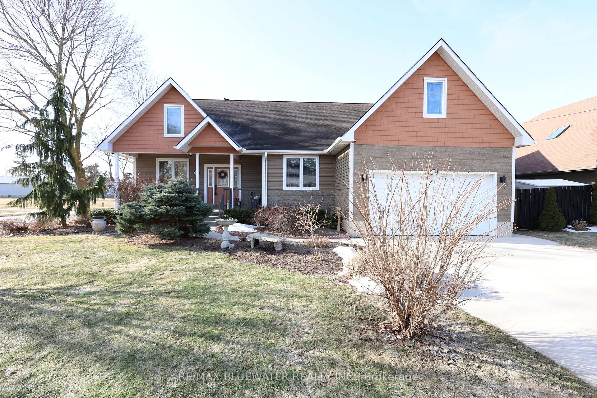 Photo 4 of 135 Mill Street, North Middlesex, Parkhill — HOMEH