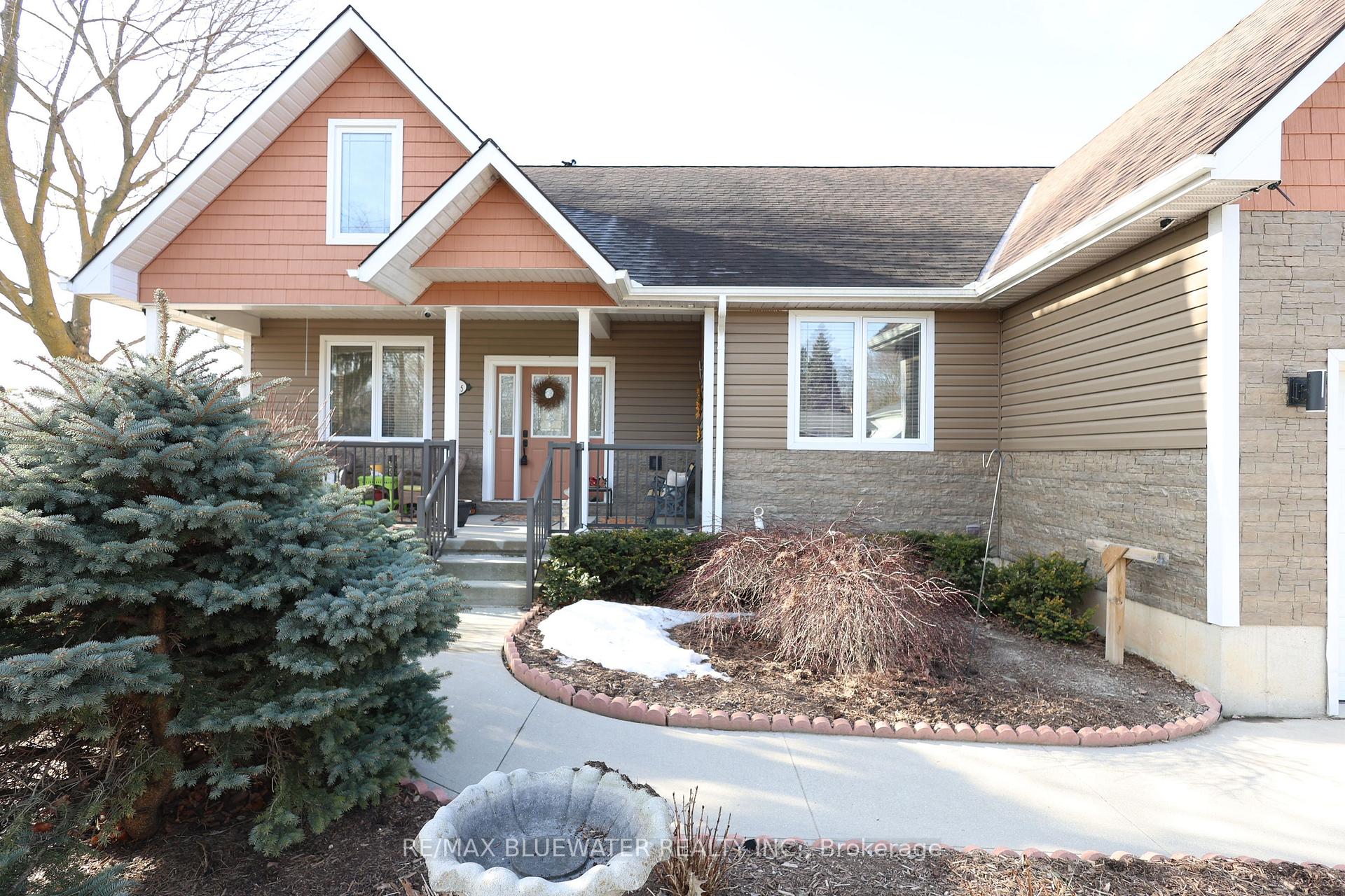 Photo 5 of 135 Mill Street, North Middlesex, Parkhill — HOMEH