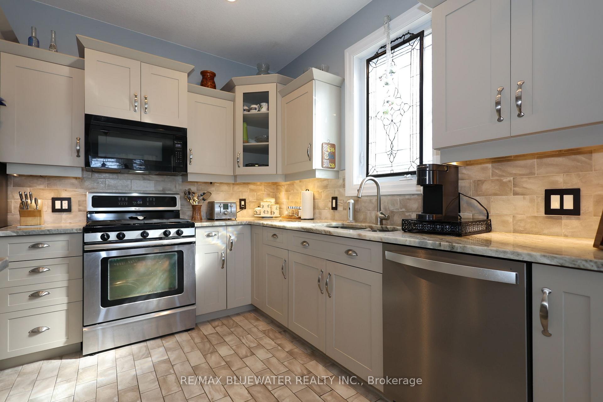 Photo 10 of 135 Mill Street, North Middlesex, Parkhill — HOMEH