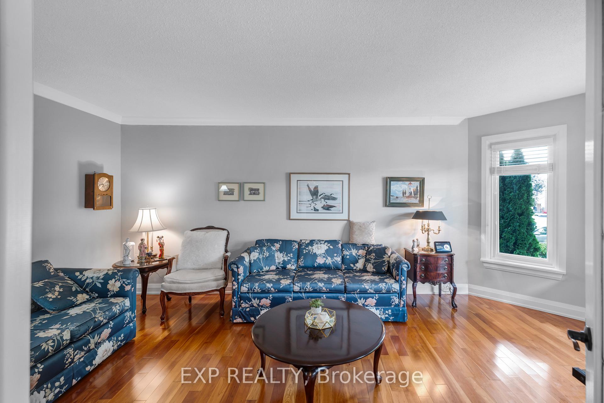 Photo 5 of 308 John Bowser Crescent, Newmarket, Glenway Estates — HOMEH