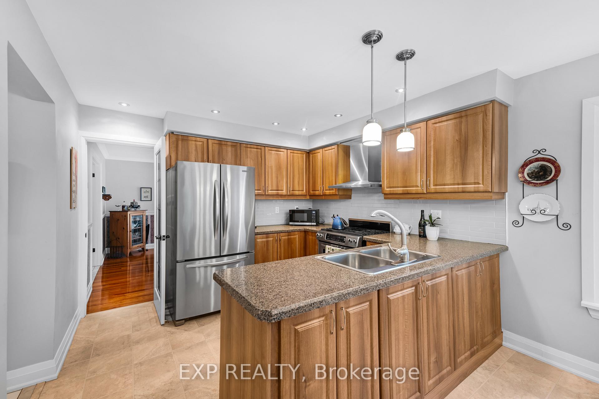 Photo 14 of 308 John Bowser Crescent, Newmarket, Glenway Estates — HOMEH
