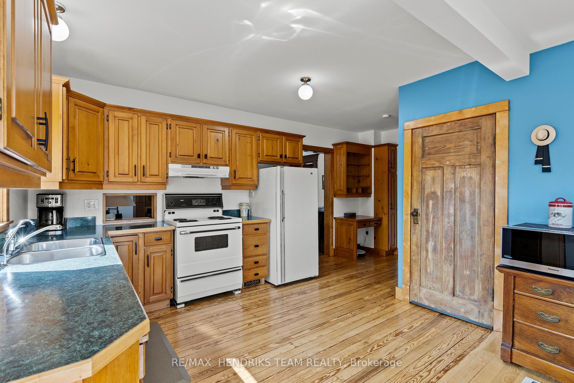 Photo 12 of 34 College Street, Pelham, Fonthill — HOMEH
