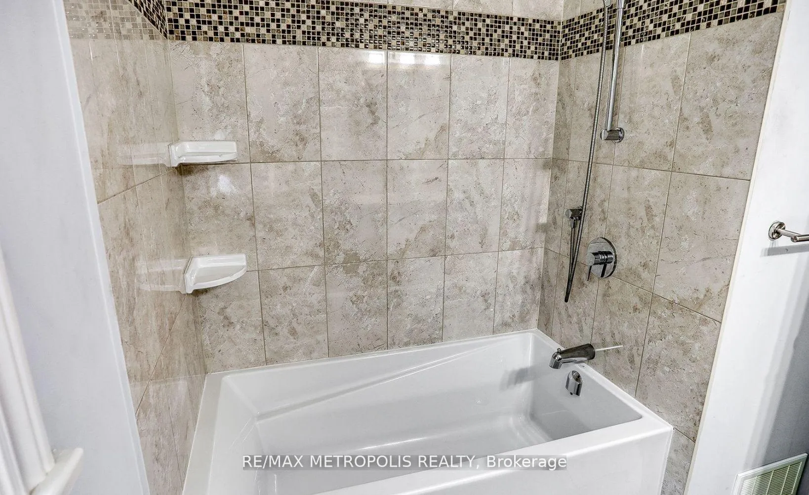 Photo 11 of Unit Main, 475 Emerald Avenue, Oshawa, Lakeview — HOMEH